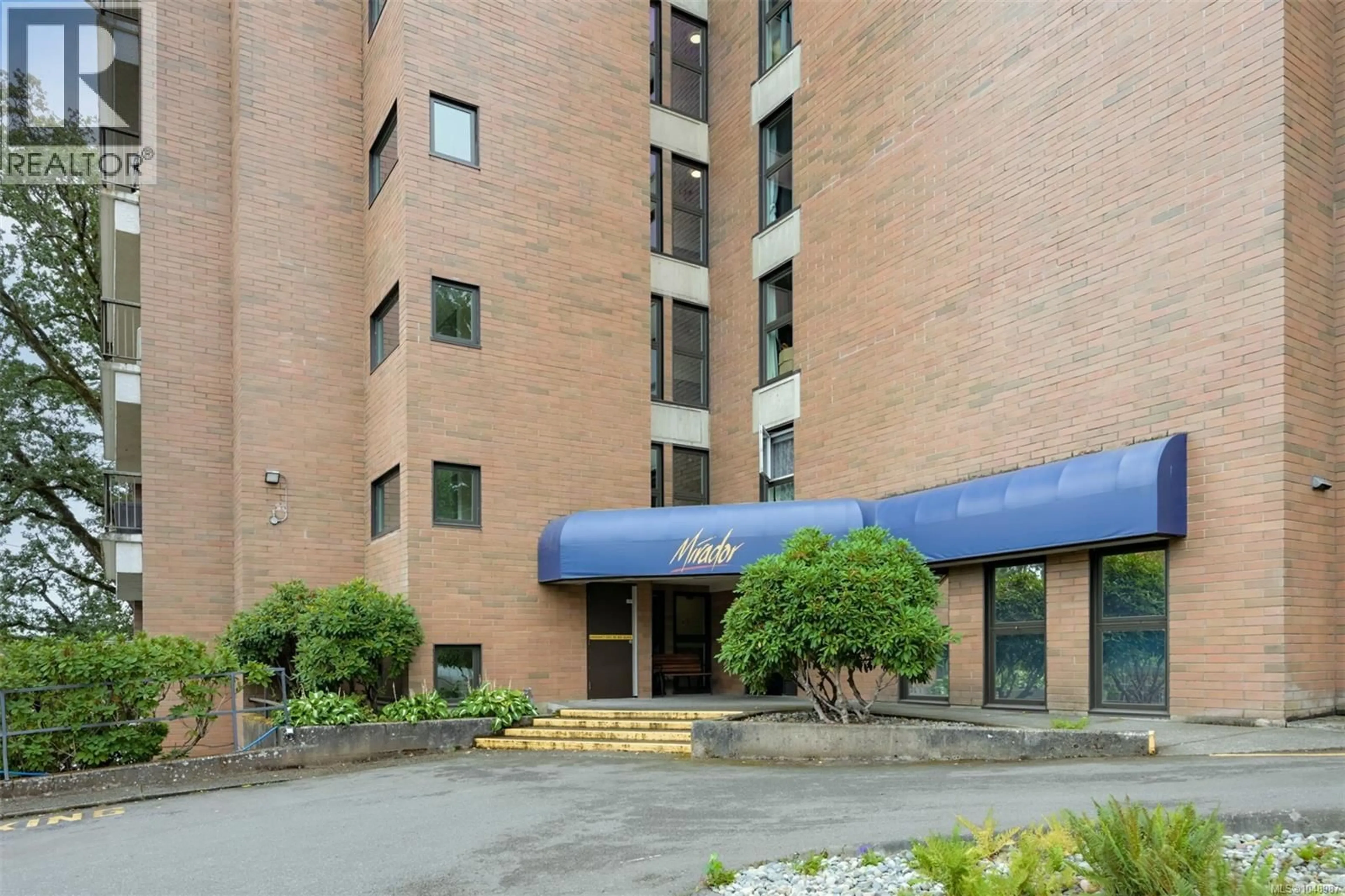 Indoor foyer for 201 - 4030 QUADRA STREET, Saanich British Columbia V8X1K2
