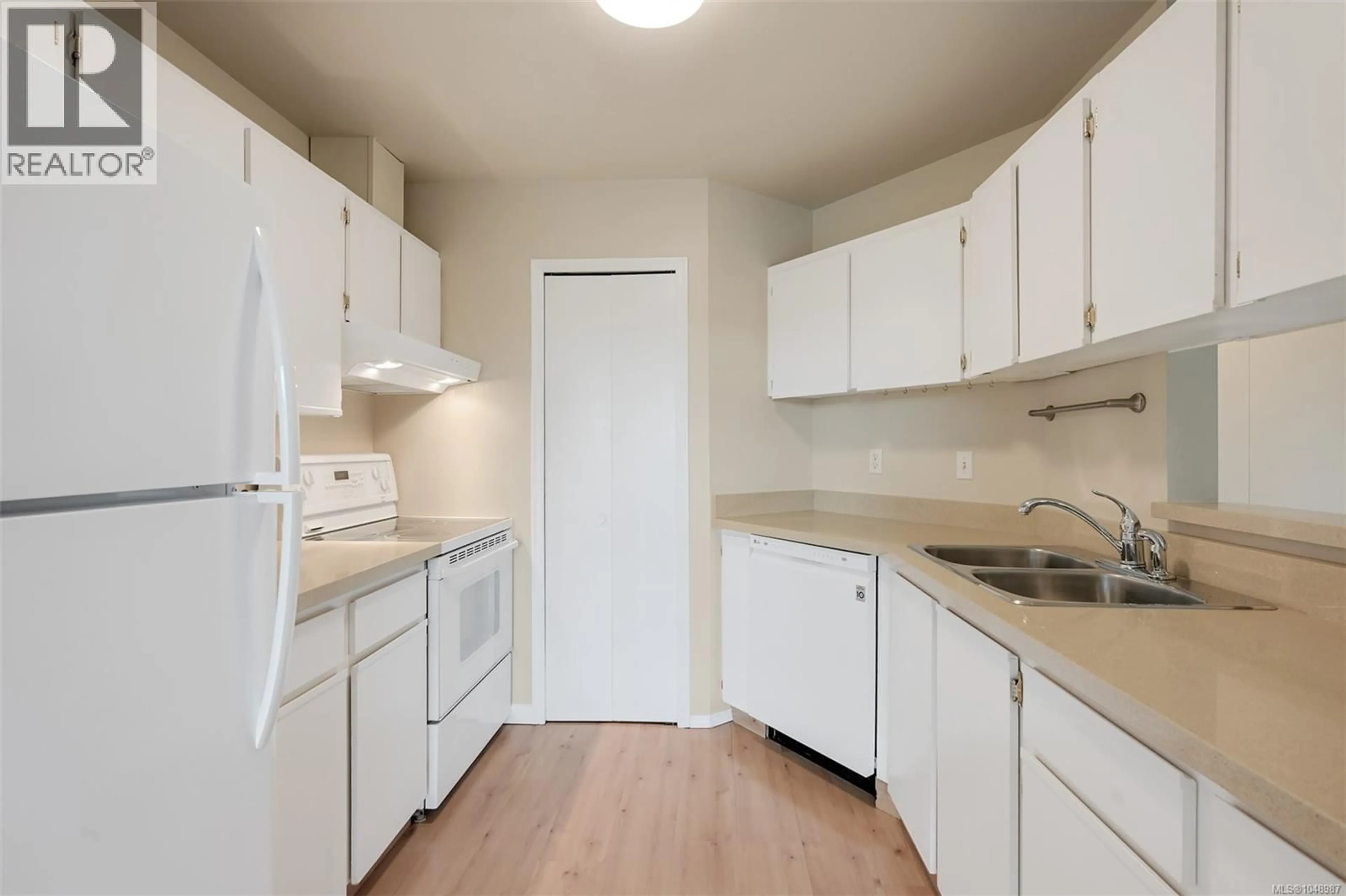 Standard kitchen, unknown for 201 - 4030 QUADRA STREET, Saanich British Columbia V8X1K2