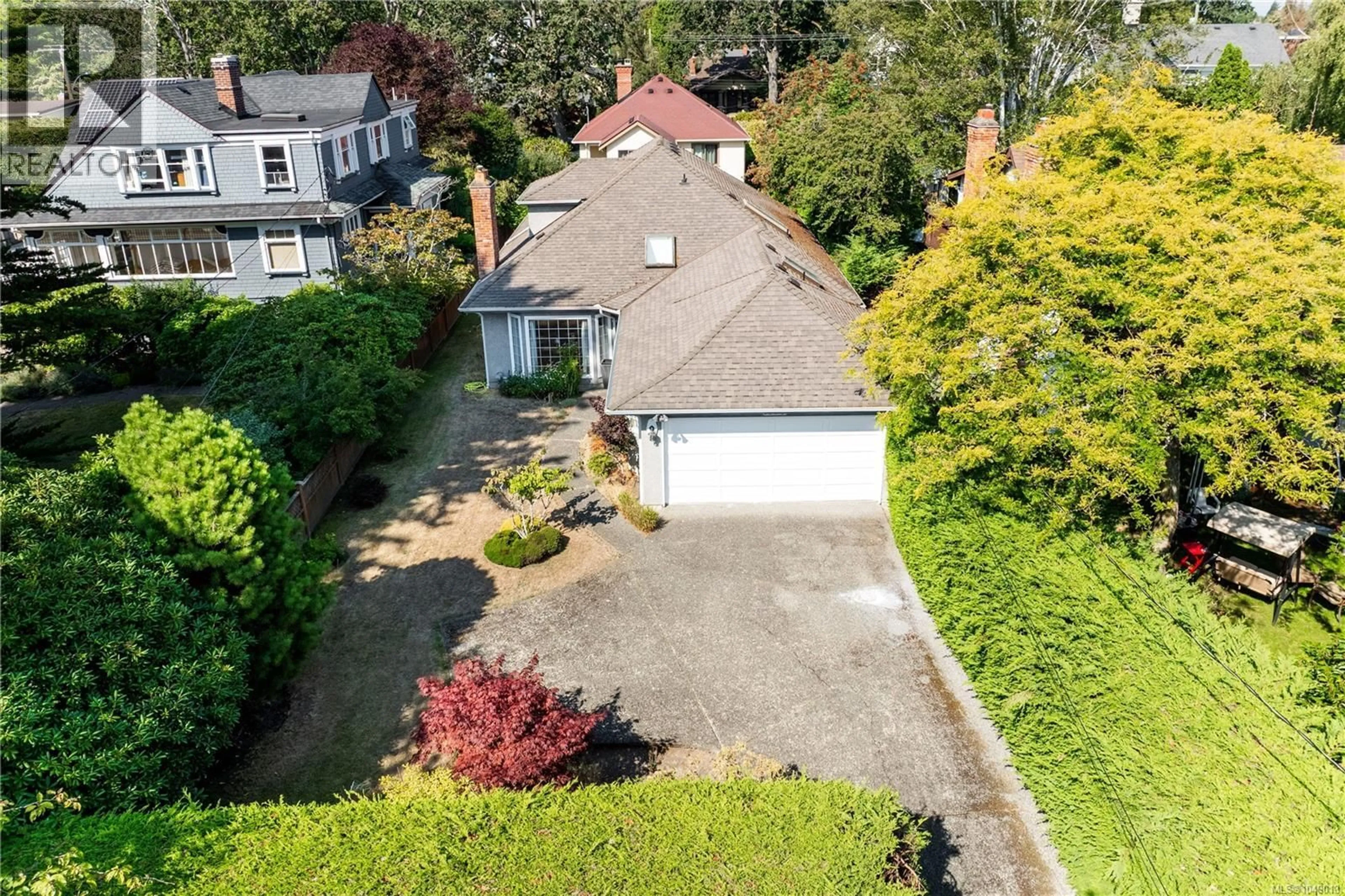 A pic from outside/outdoor area/front of a property/back of a property/a pic from drone, street for 1376 OLIVER STREET, Oak Bay British Columbia V8S4W9