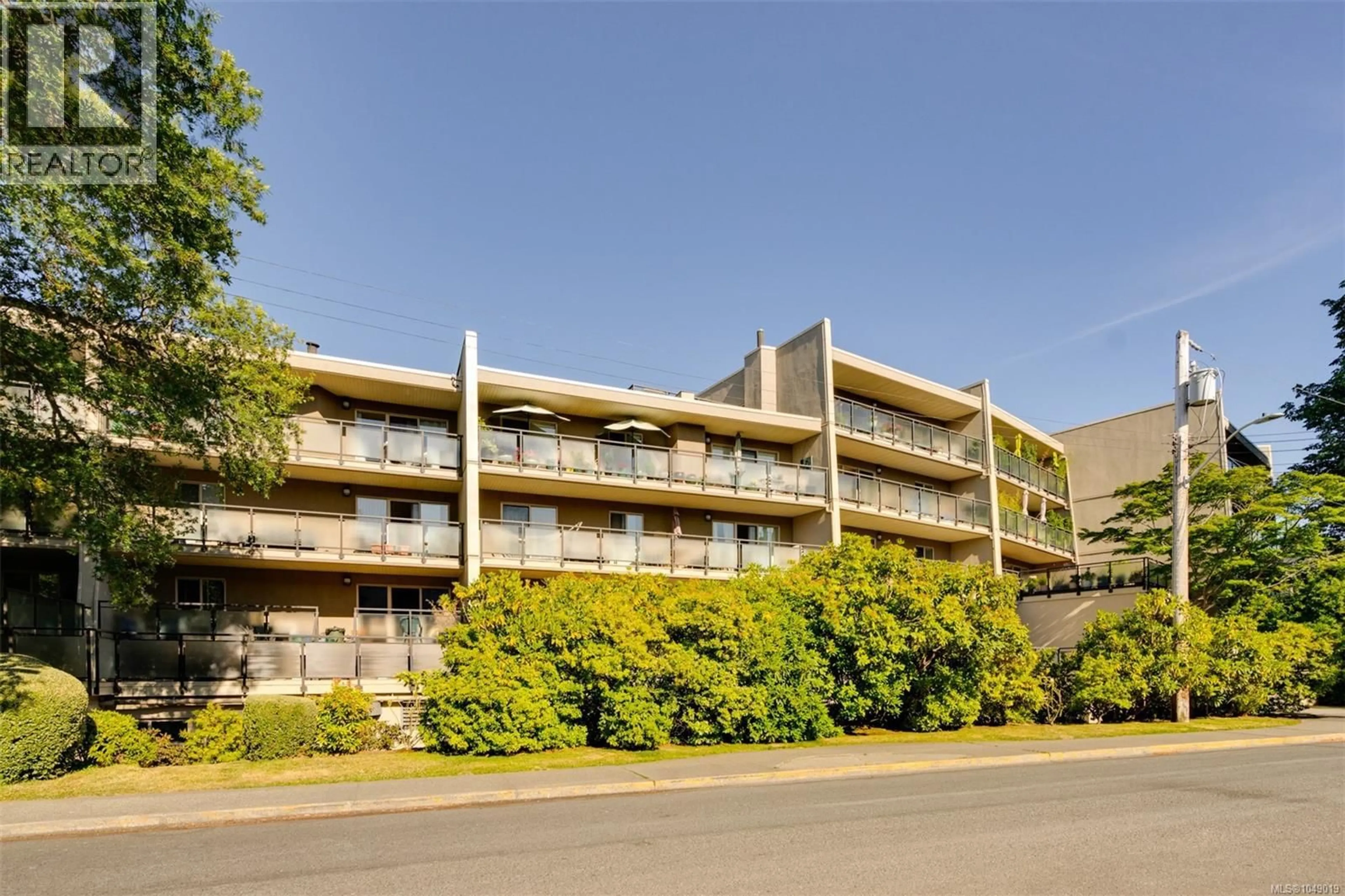Patio, building for 202 - 1419 STADACONA AVENUE, Victoria British Columbia V8S5J3