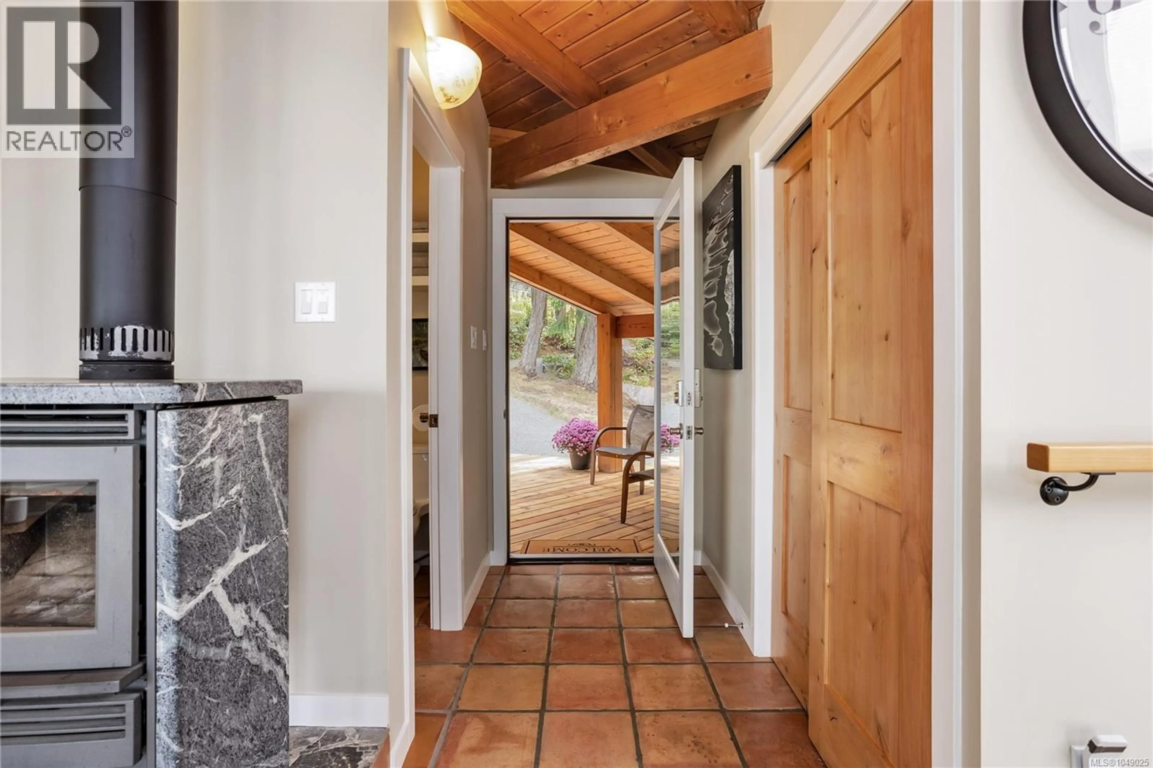 Indoor entryway for 256 FORBES DRIVE, Thetis Island British Columbia V0R2Y0