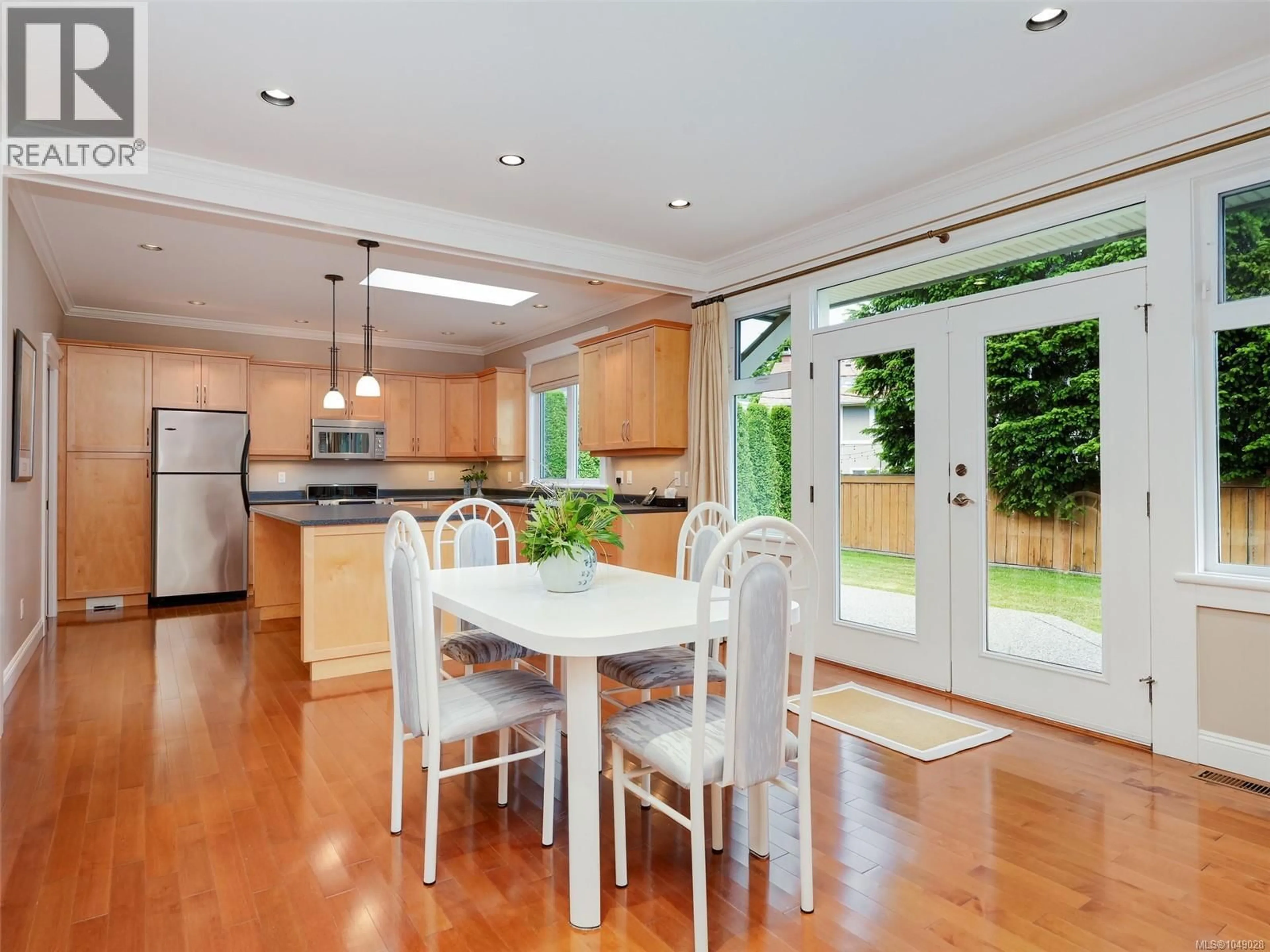 Open concept kitchen, unknown for 2286 HAZELTON PLACE, Saanich British Columbia V8N5C3