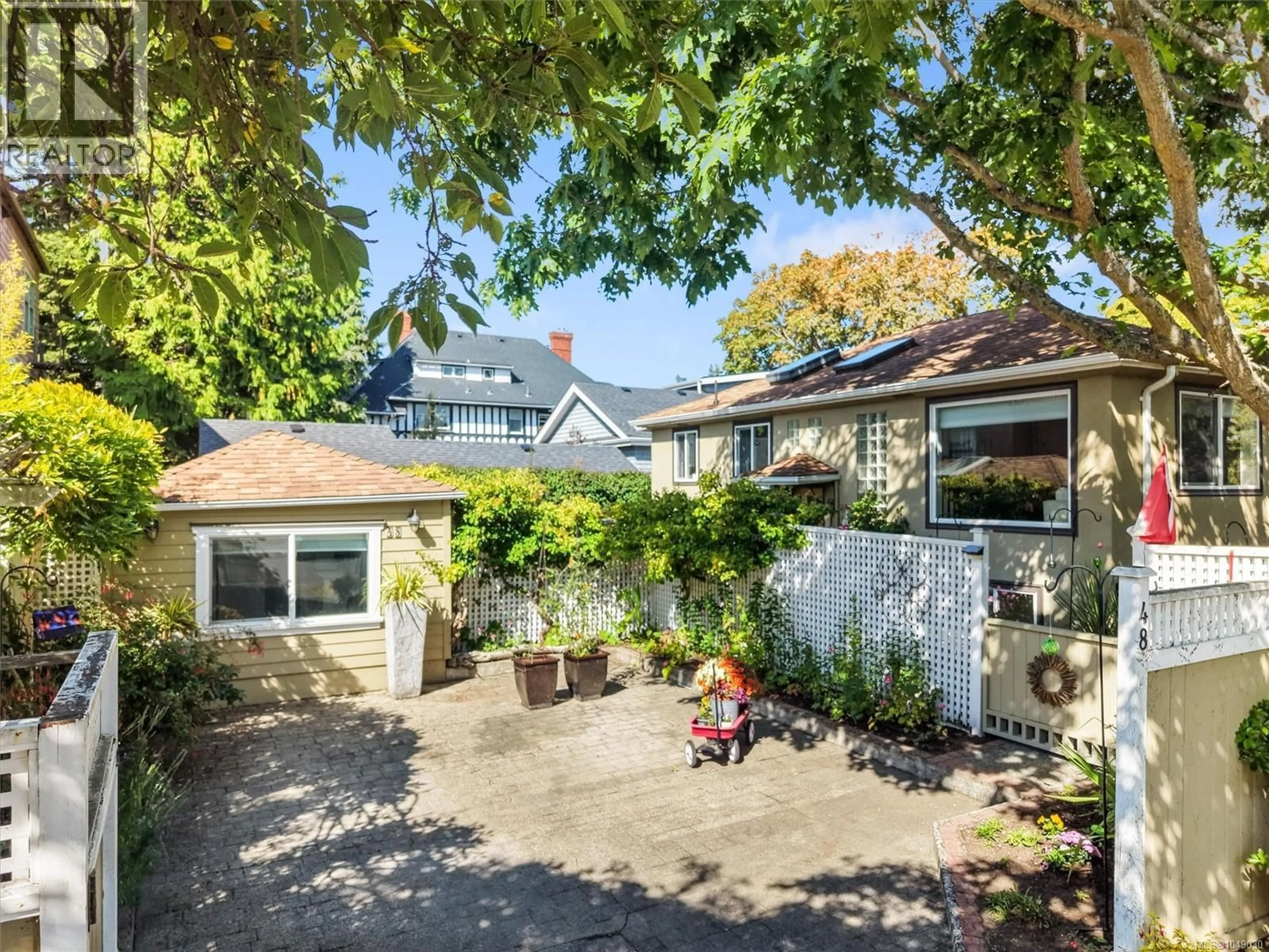 A pic from outside/outdoor area/front of a property/back of a property/a pic from drone, street for 48 CAMBRIDGE STREET, Victoria British Columbia V8V4A8