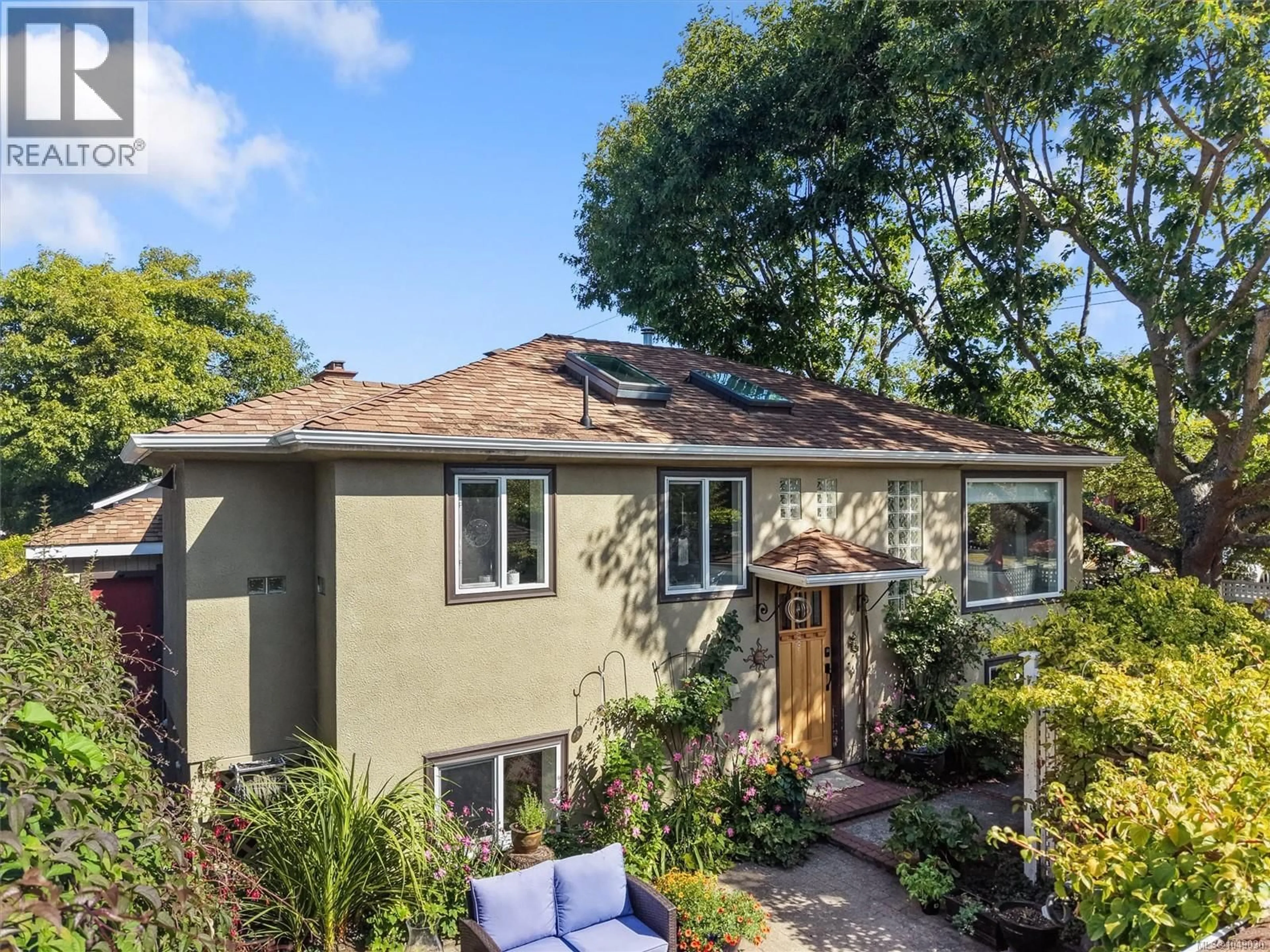 A pic from outside/outdoor area/front of a property/back of a property/a pic from drone, street for 48 CAMBRIDGE STREET, Victoria British Columbia V8V4A8