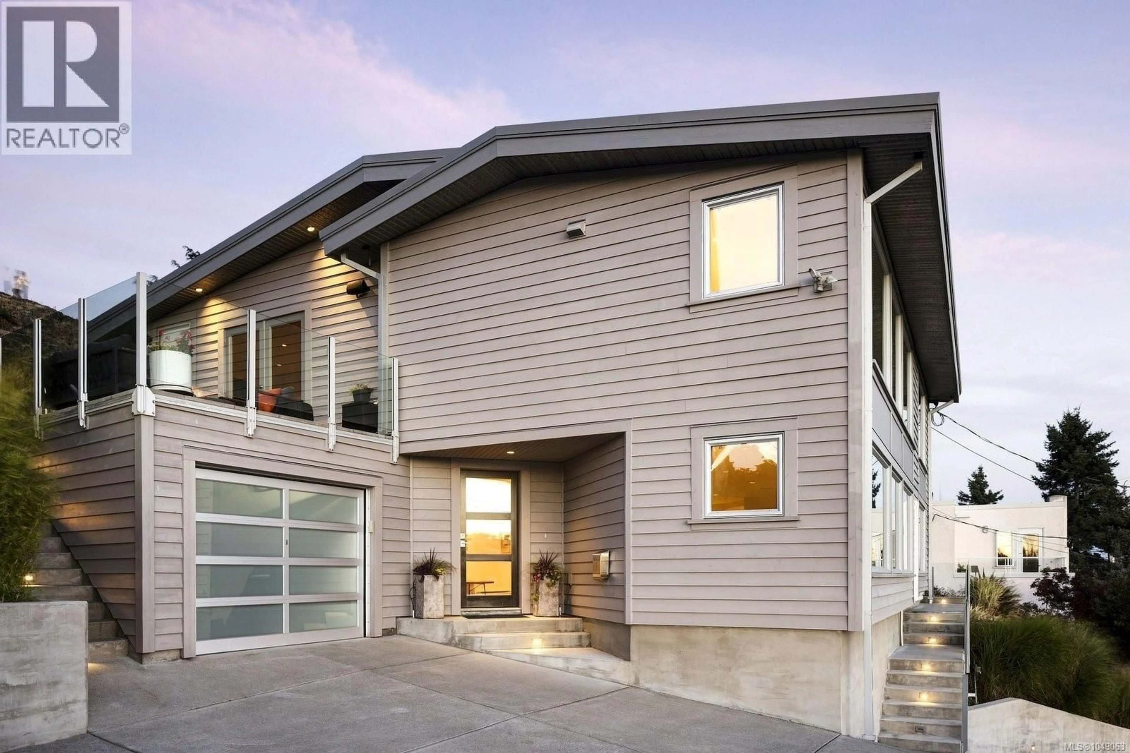 Home with vinyl exterior material, street for 532 BEACH DRIVE, Oak Bay British Columbia V8S2M5