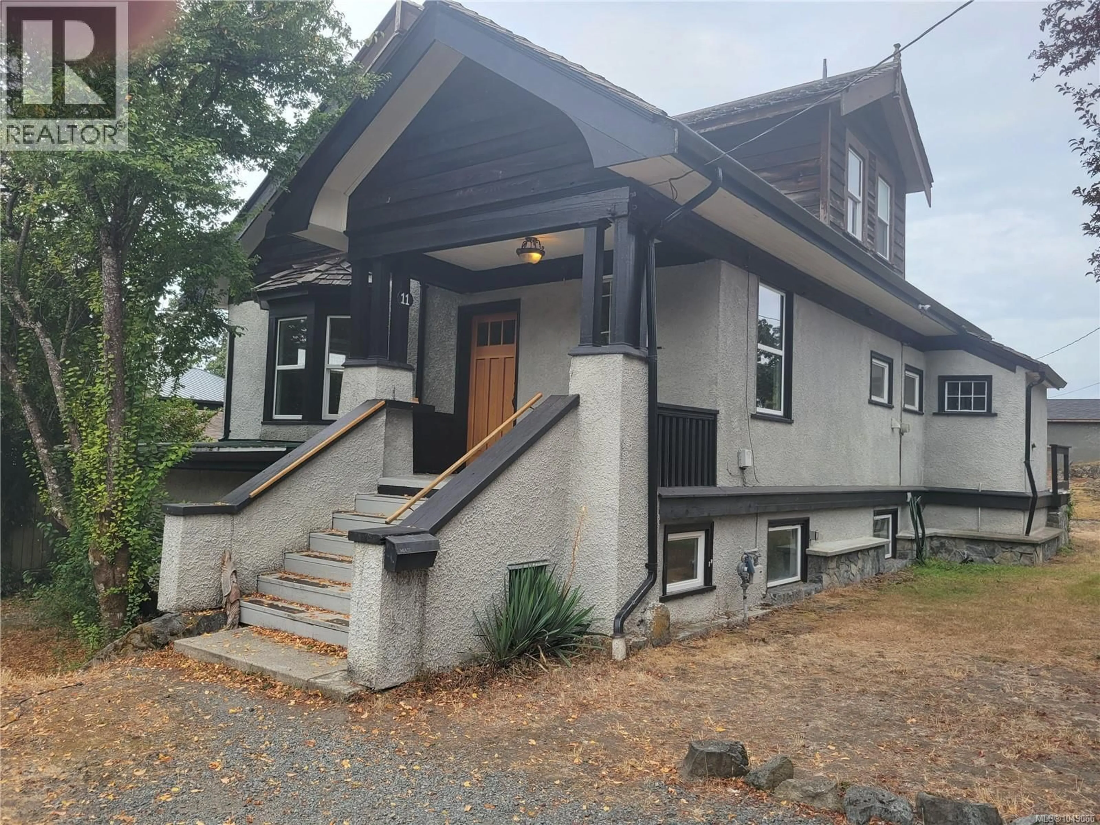 Home with vinyl exterior material, building for 11 EATON AVENUE, Saanich British Columbia V8Z5C9