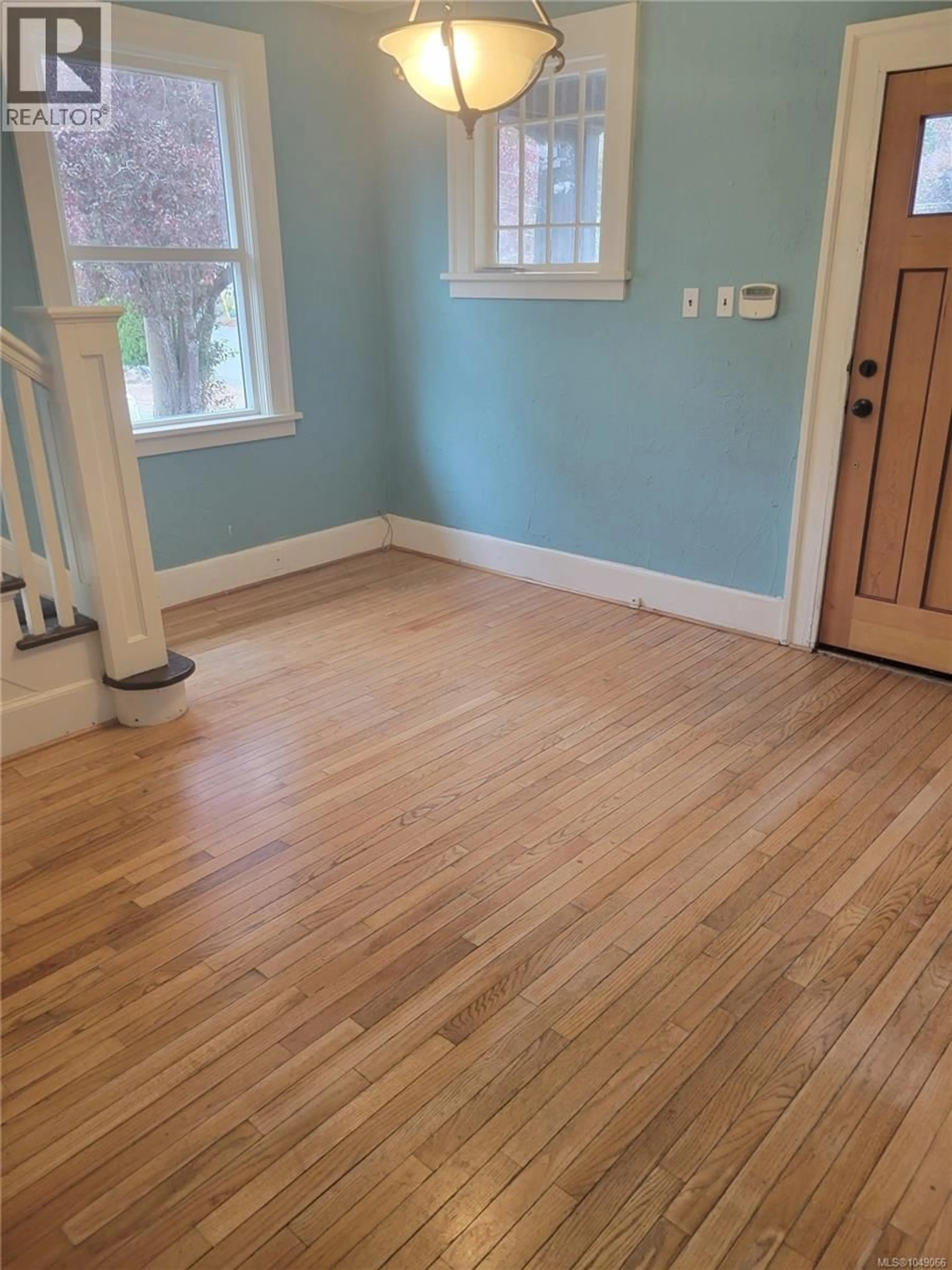 Indoor entryway for 11 EATON AVENUE, Saanich British Columbia V8Z5C9