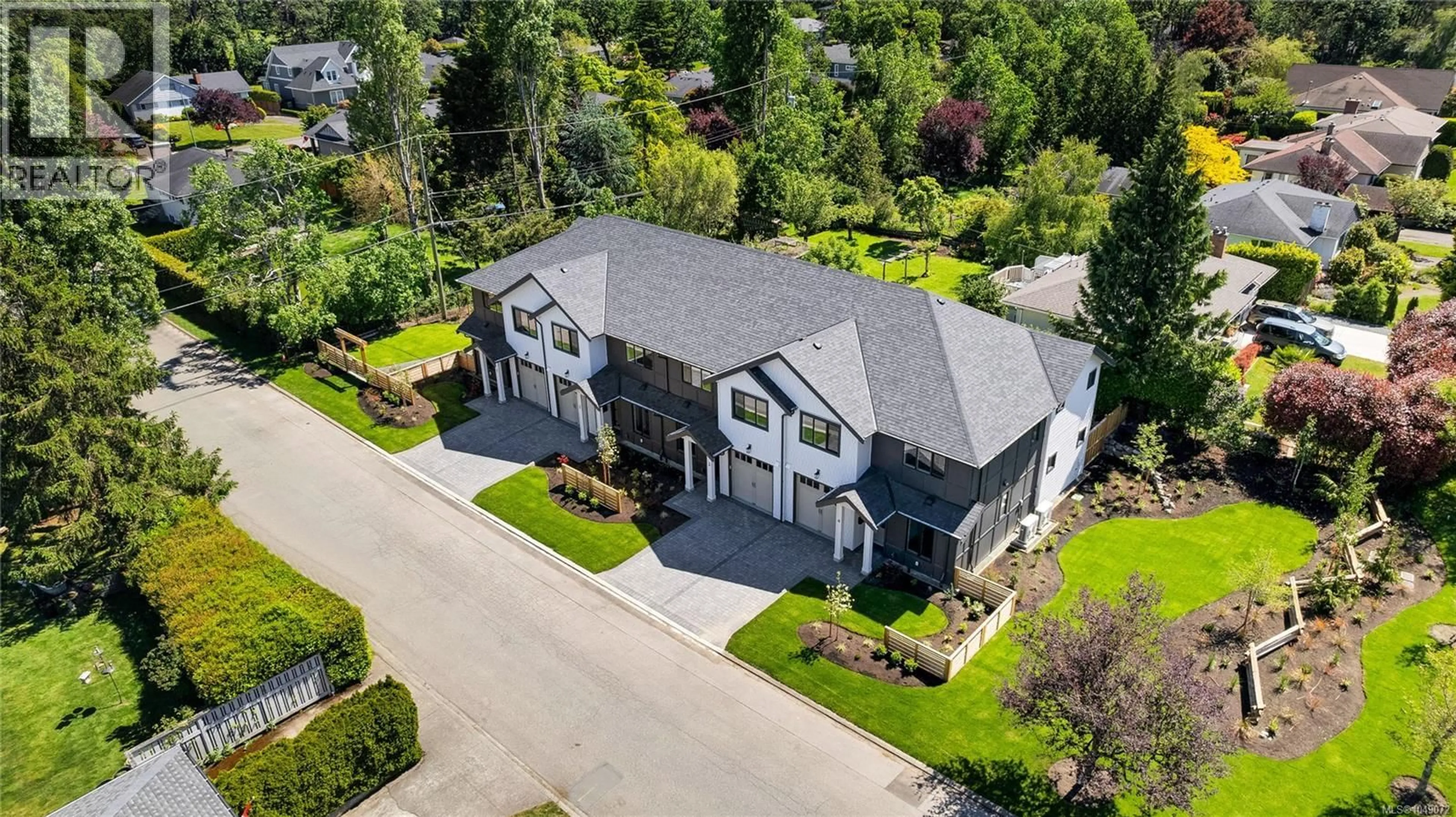A pic from outside/outdoor area/front of a property/back of a property/a pic from drone, street for 4 - 3333 HENDERSON ROAD, Oak Bay British Columbia V8Z3P3