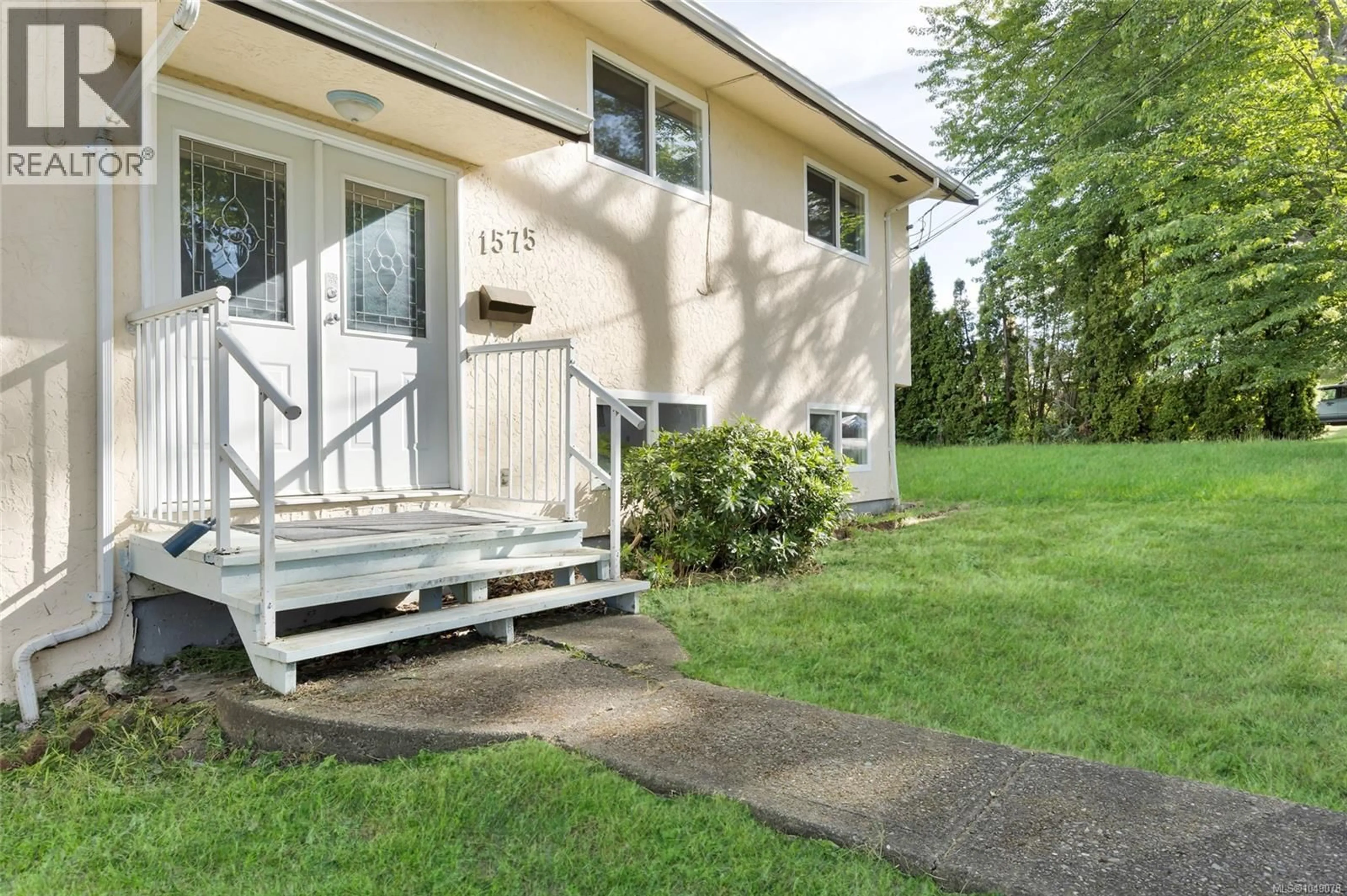 Patio, unknown for 1575 BURTON AVENUE, Victoria British Columbia V8T2N3