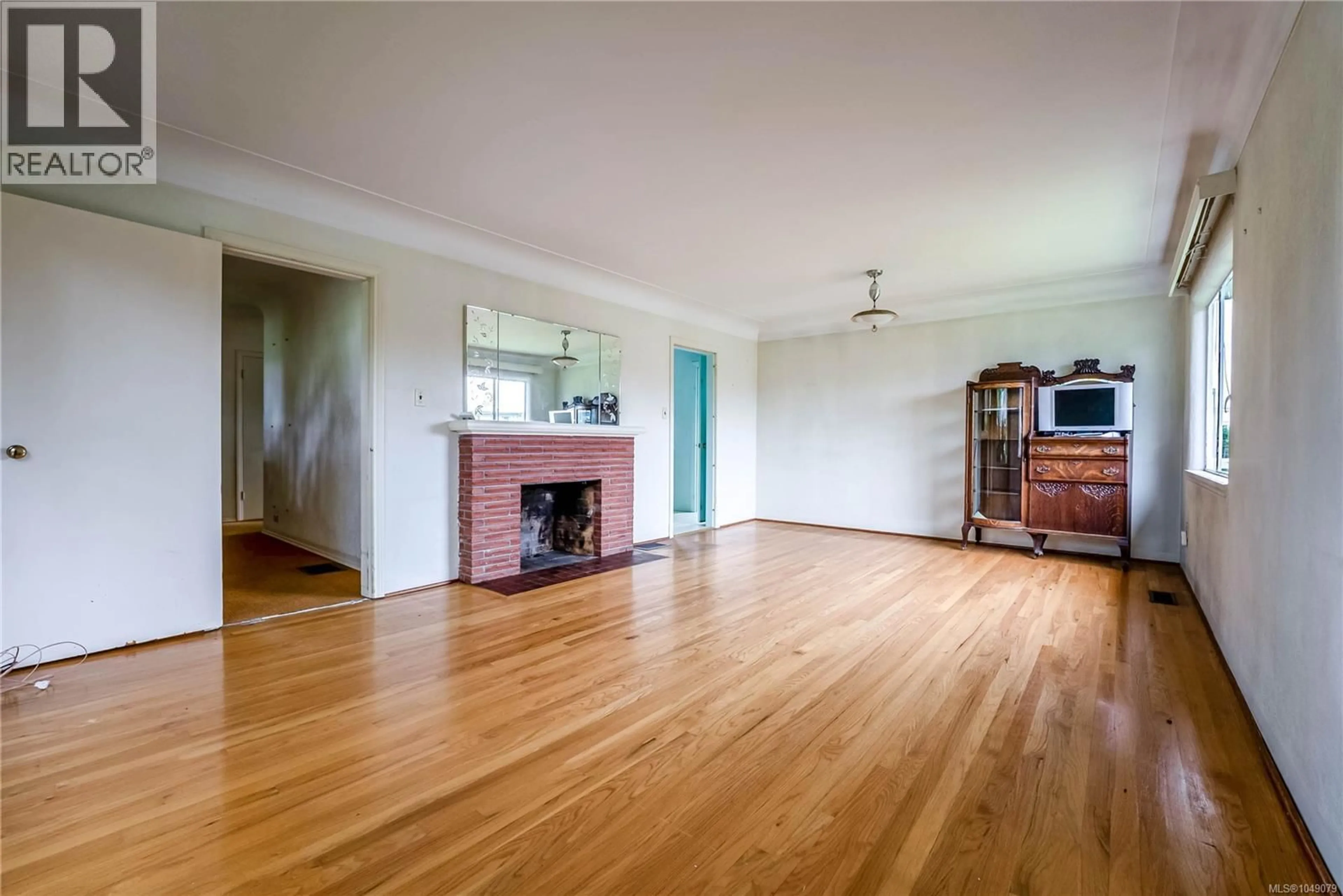 Living room with furniture, wood/laminate floor for 1673 NORTH DAIRY ROAD, Saanich British Columbia V8P1C5