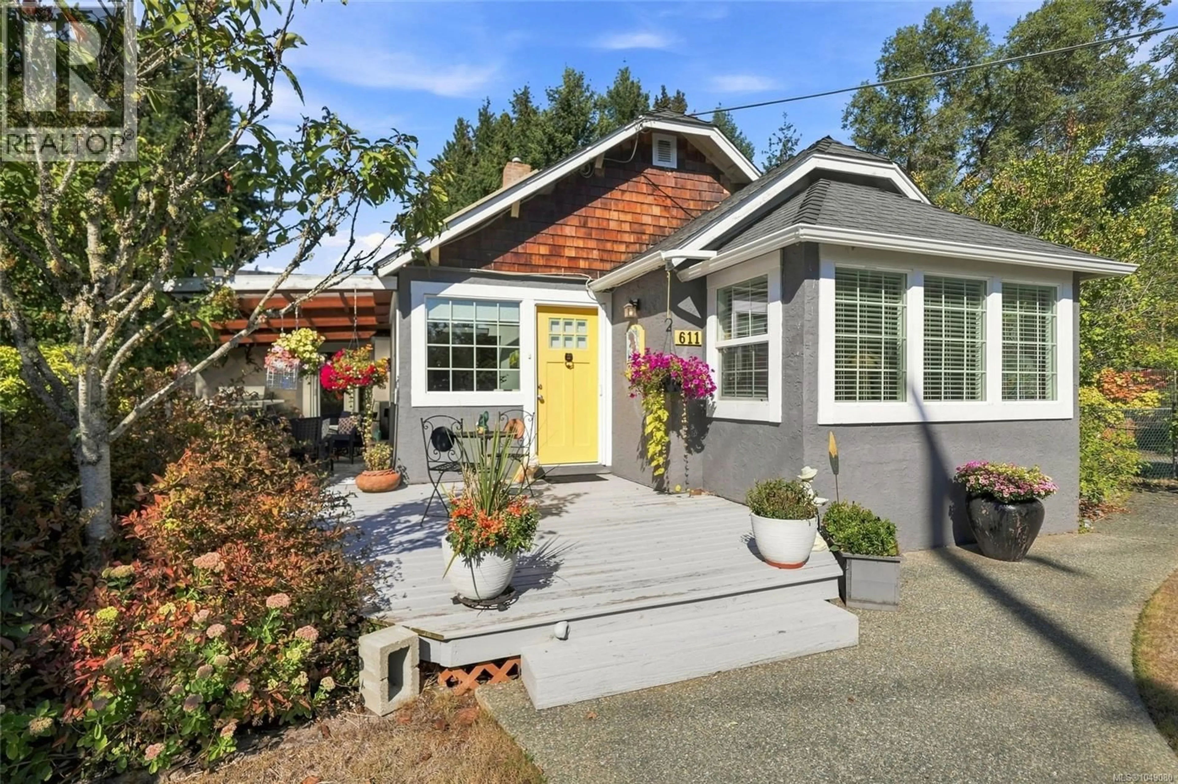Home with vinyl exterior material, street for 611 PIONEER CRESCENT, Parksville British Columbia V9P1T5