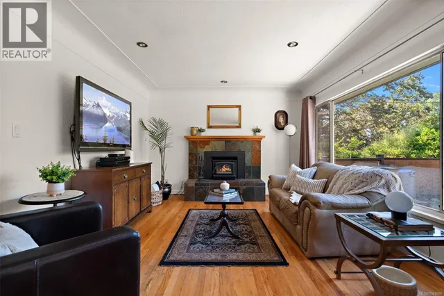 3615 DONCASTER DRIVE, Saanich 2