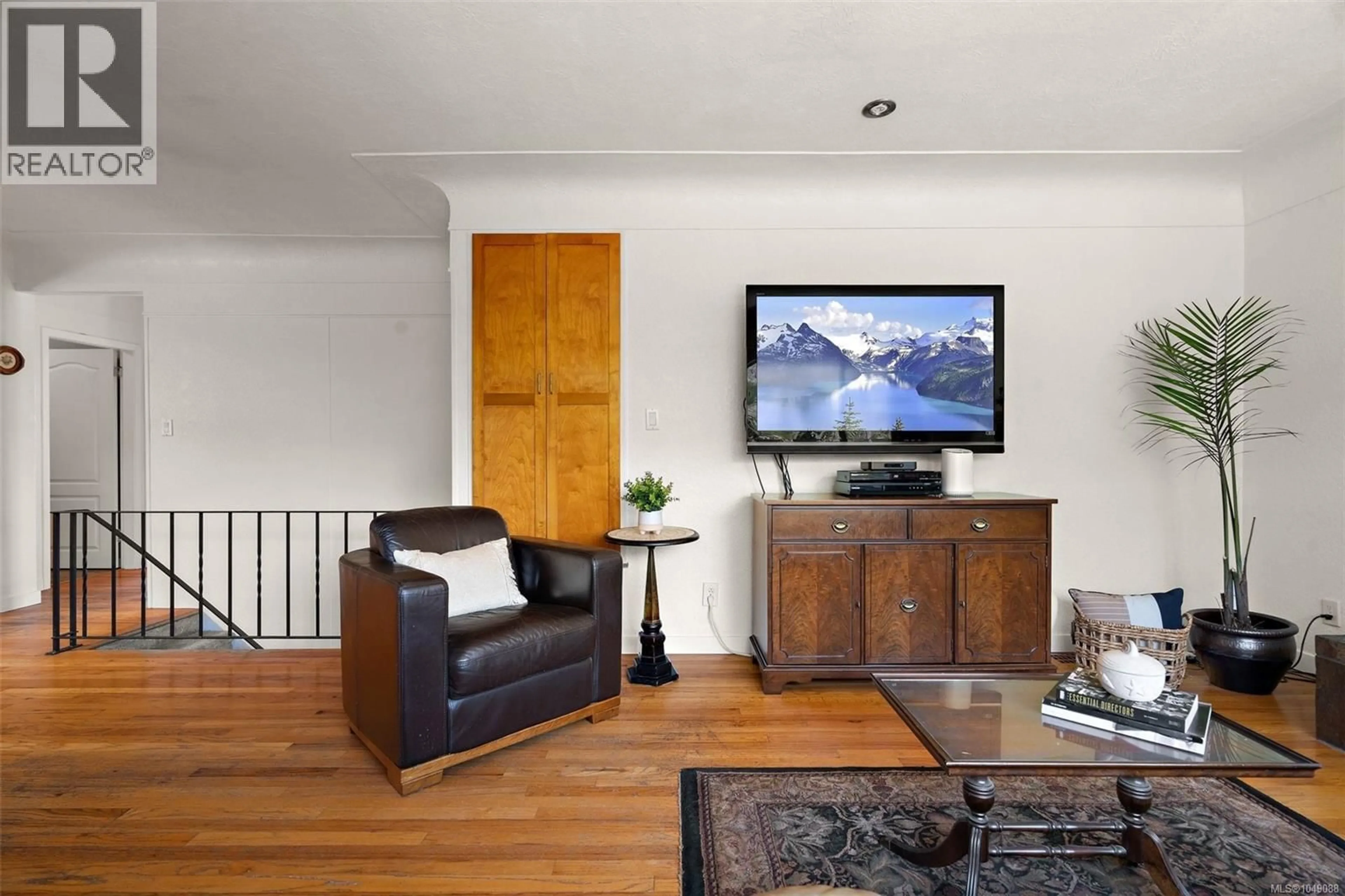 Living room with furniture, wood/laminate floor for 3615 DONCASTER DRIVE, Saanich British Columbia V8P3W5