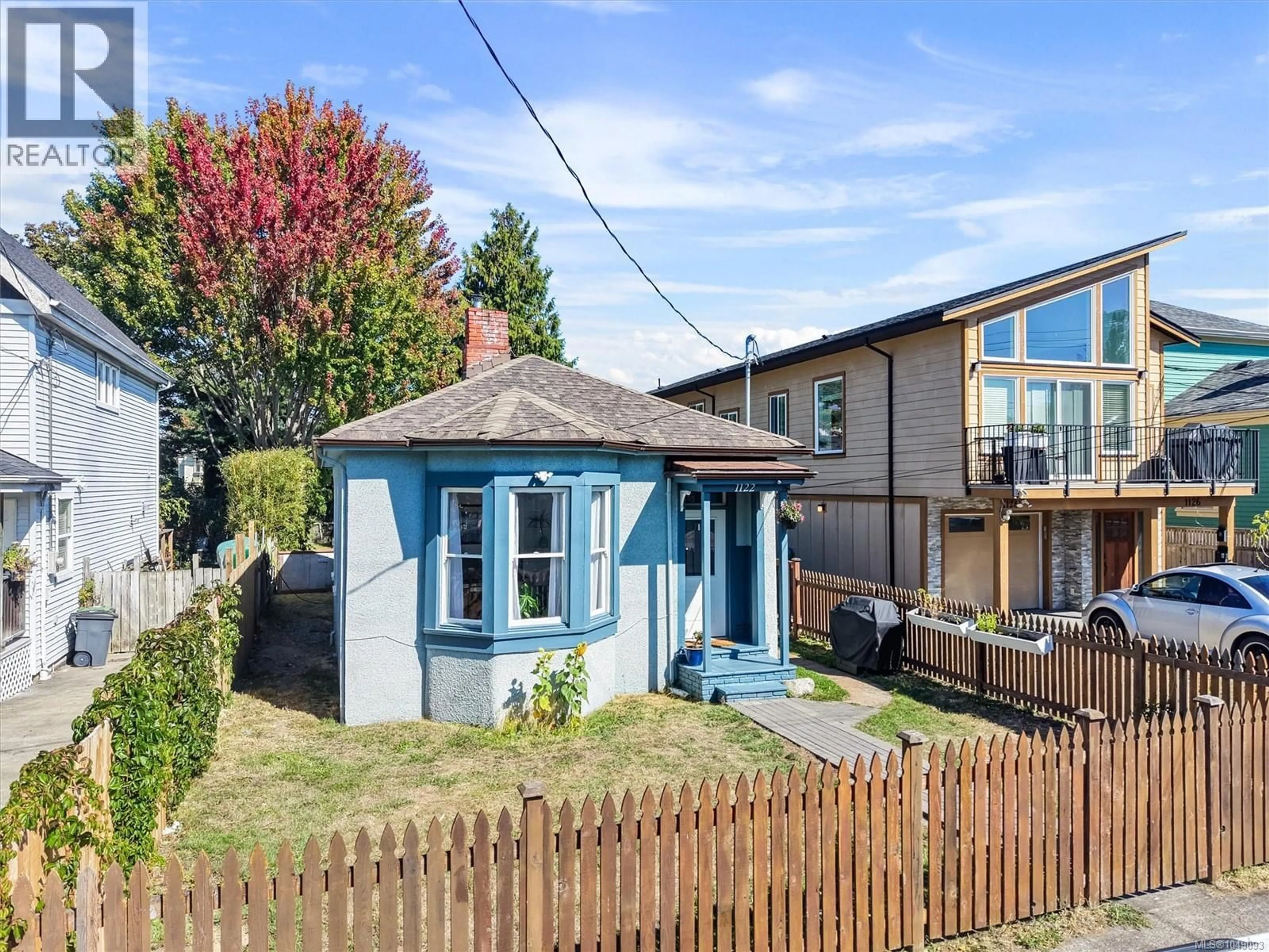 A pic from outside/outdoor area/front of a property/back of a property/a pic from drone, street for 1122 NORTH PARK STREET, Victoria British Columbia V8T1C8