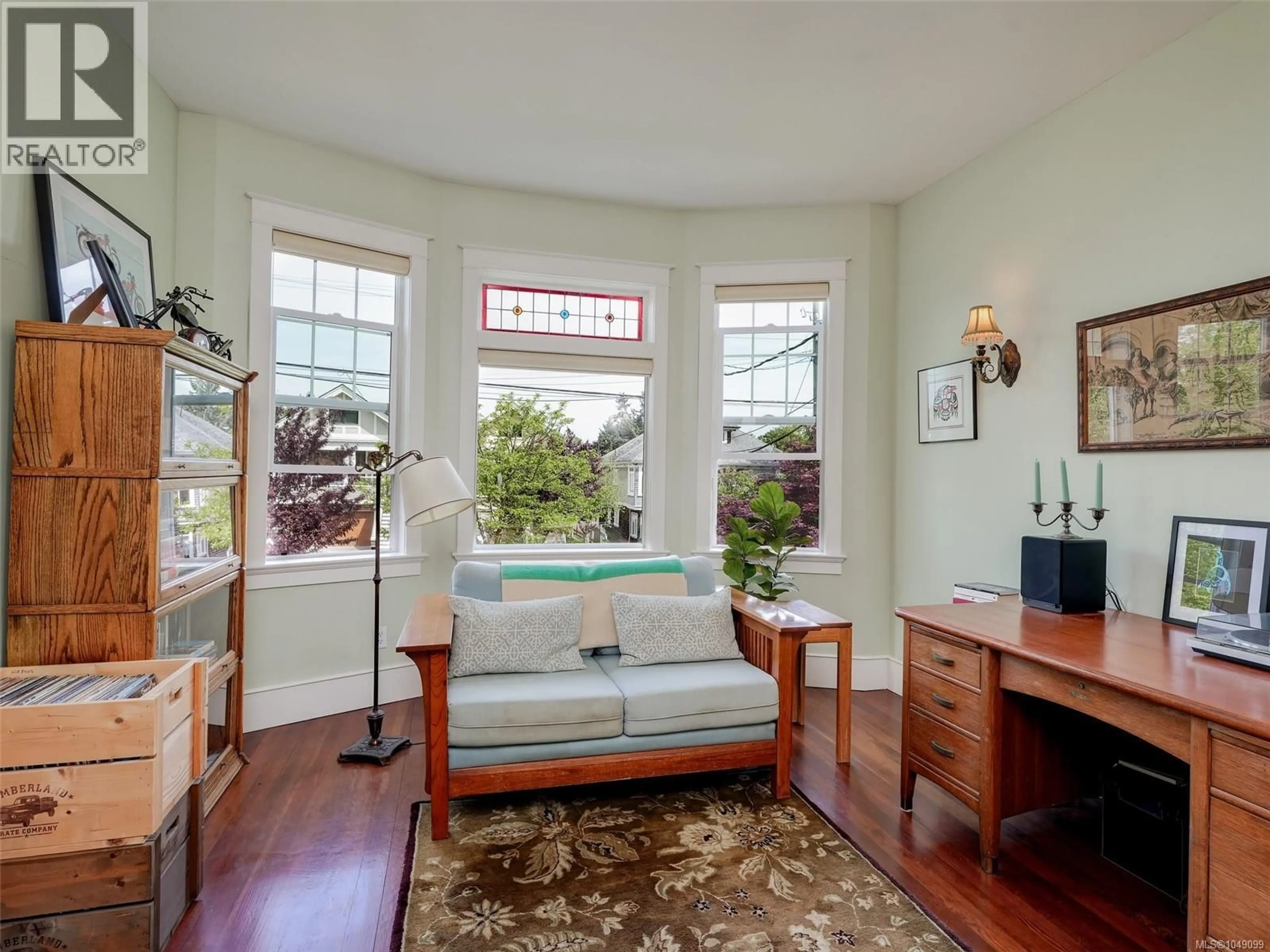 Living room with furniture, wood/laminate floor for 4 - 833 PRINCESS AVENUE, Victoria British Columbia V8T1K7