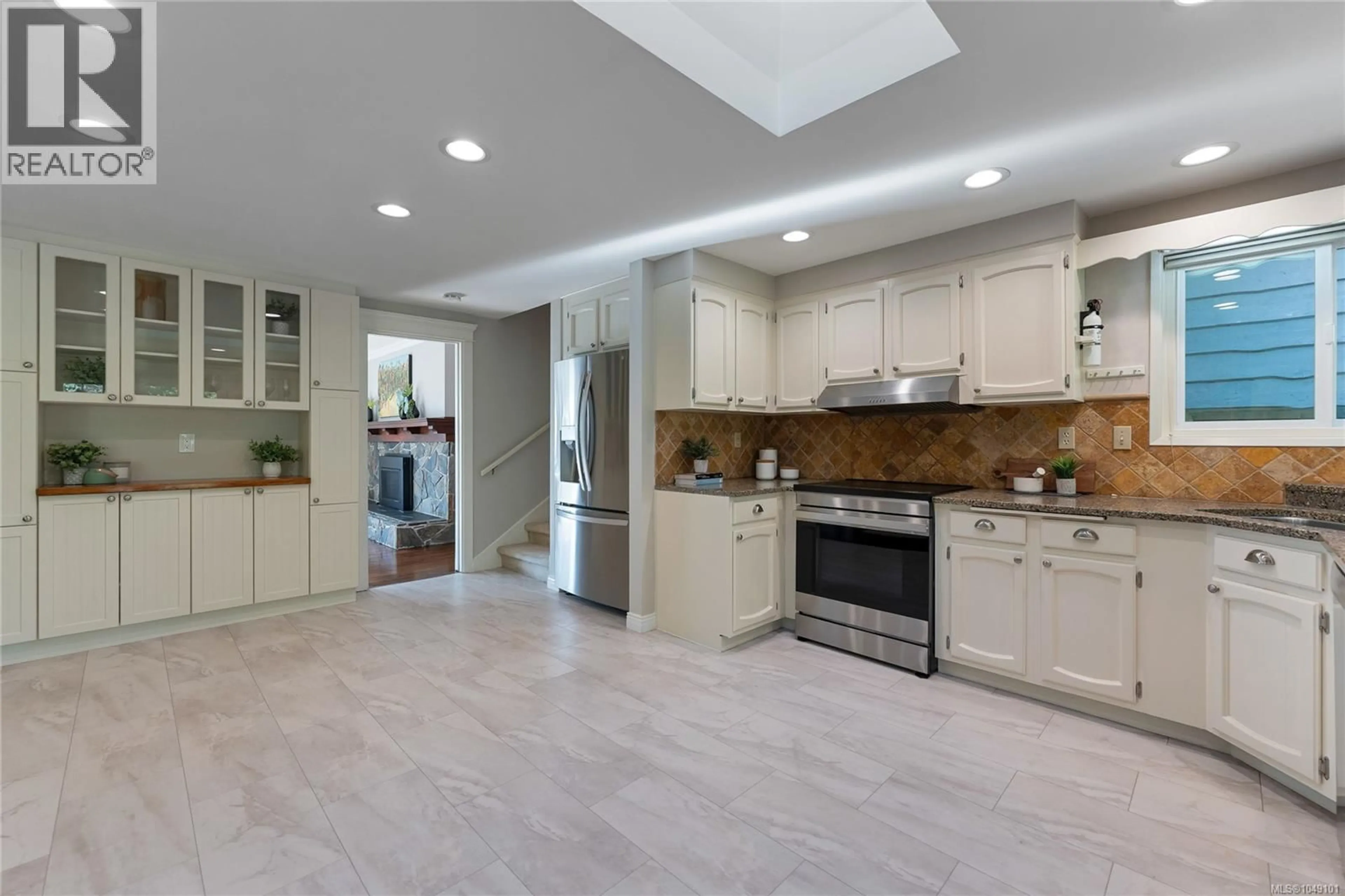 Open concept kitchen, ceramic/tile floor for 4052 EBONY PLACE, Saanich British Columbia V8N3Y9