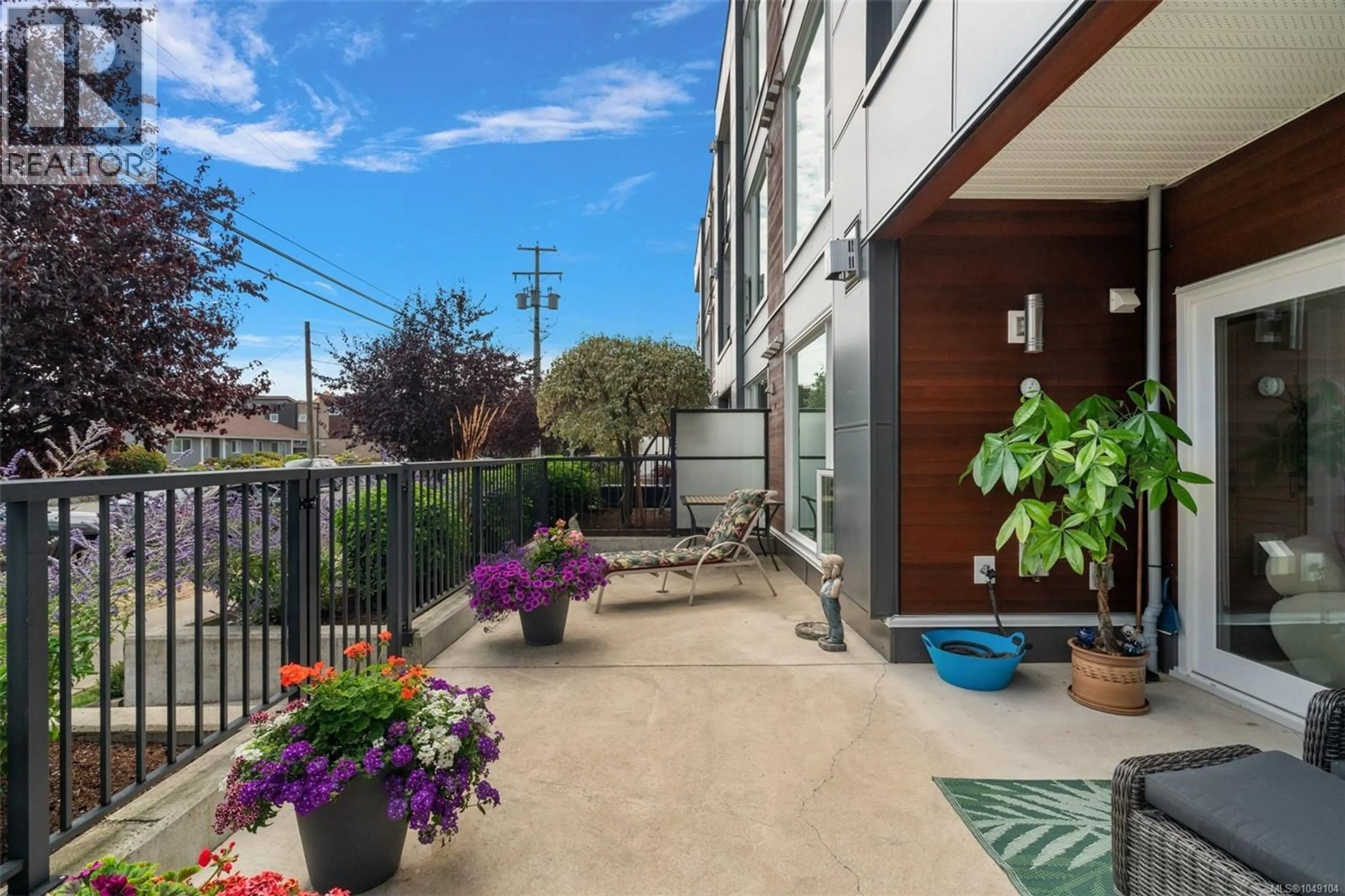 Patio, street for 101 - 2447 HENRY AVENUE, Sidney British Columbia V8L4N3