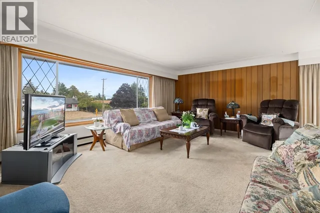 1867 GRANDVIEW DRIVE, Saanich 3