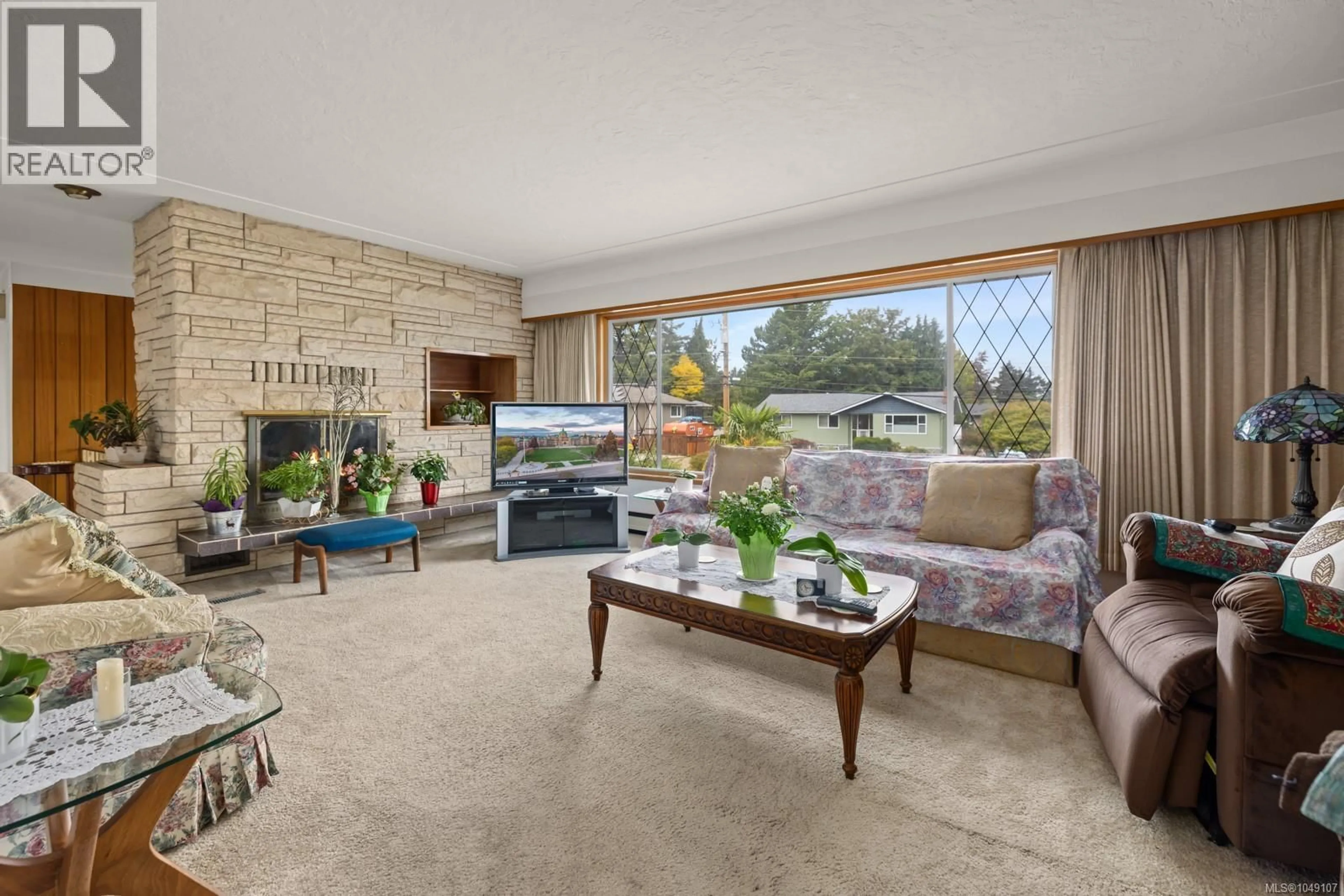 Living room with furniture, unknown for 1867 GRANDVIEW DRIVE, Saanich British Columbia V8N2T8
