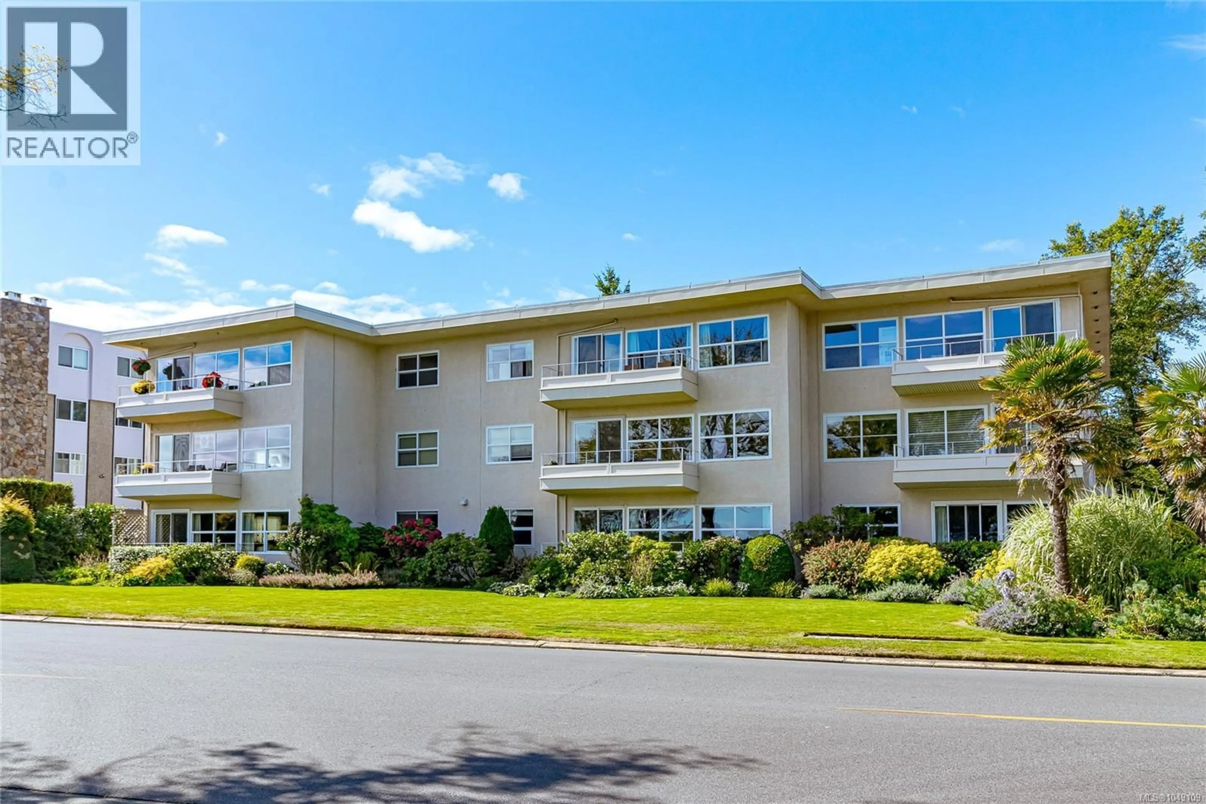 Unknown for 102 - 1318 BEACH DRIVE, Oak Bay British Columbia V8S2N5