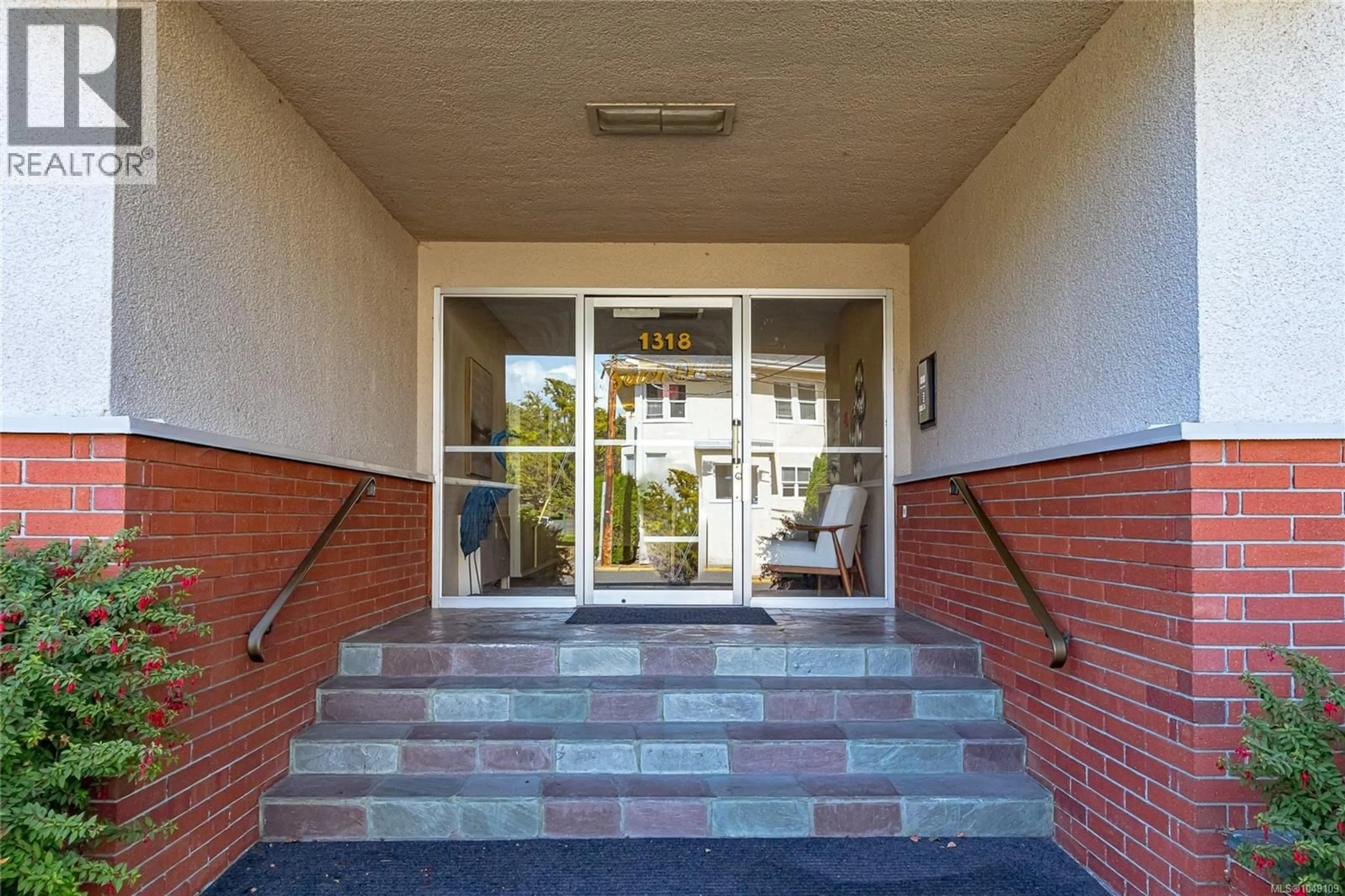 Indoor foyer for 102 - 1318 BEACH DRIVE, Oak Bay British Columbia V8S2N5