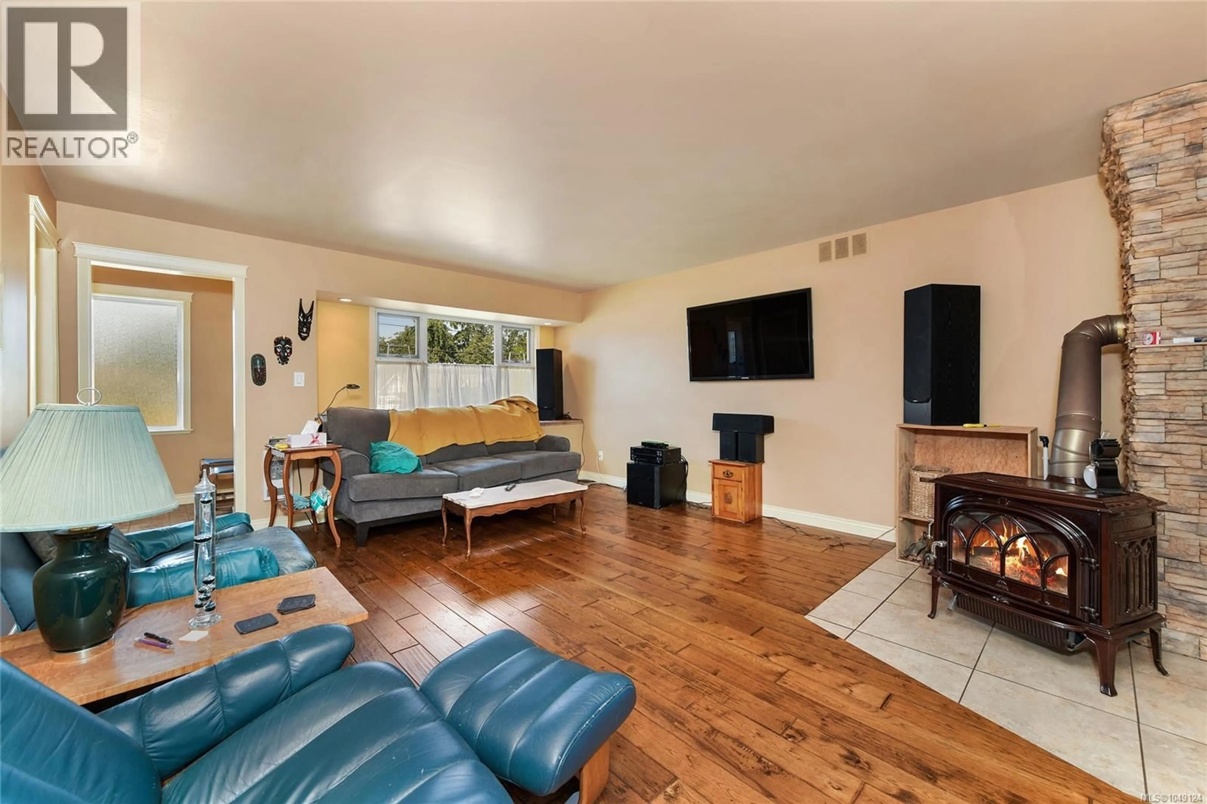 Living room with furniture, wood/laminate floor for 2961 PICKFORD ROAD, Colwood British Columbia V9B2K8