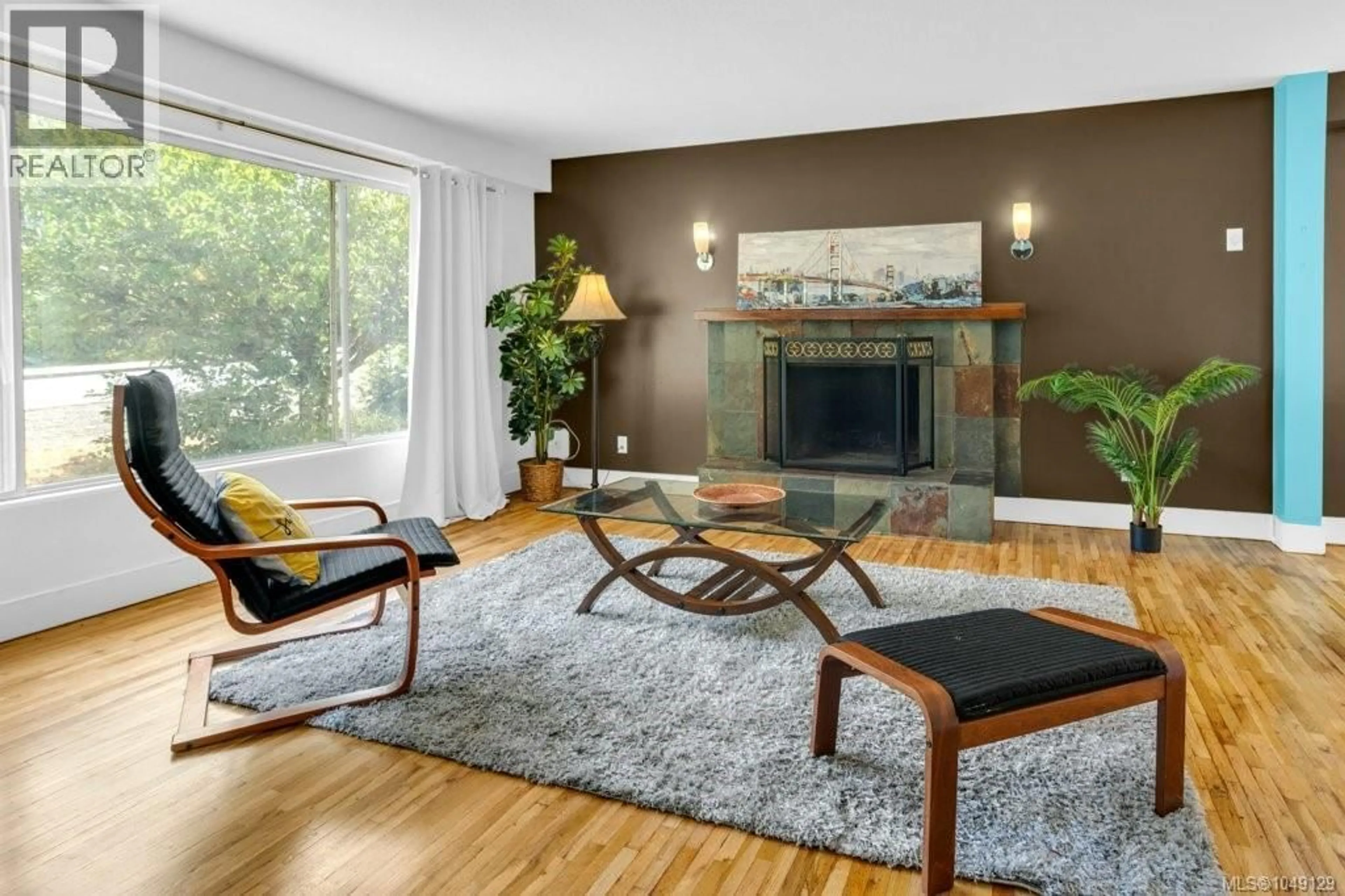 Living room with furniture, wood/laminate floor for MEREDITH ROAD, Nanaimo British Columbia V9S2M4