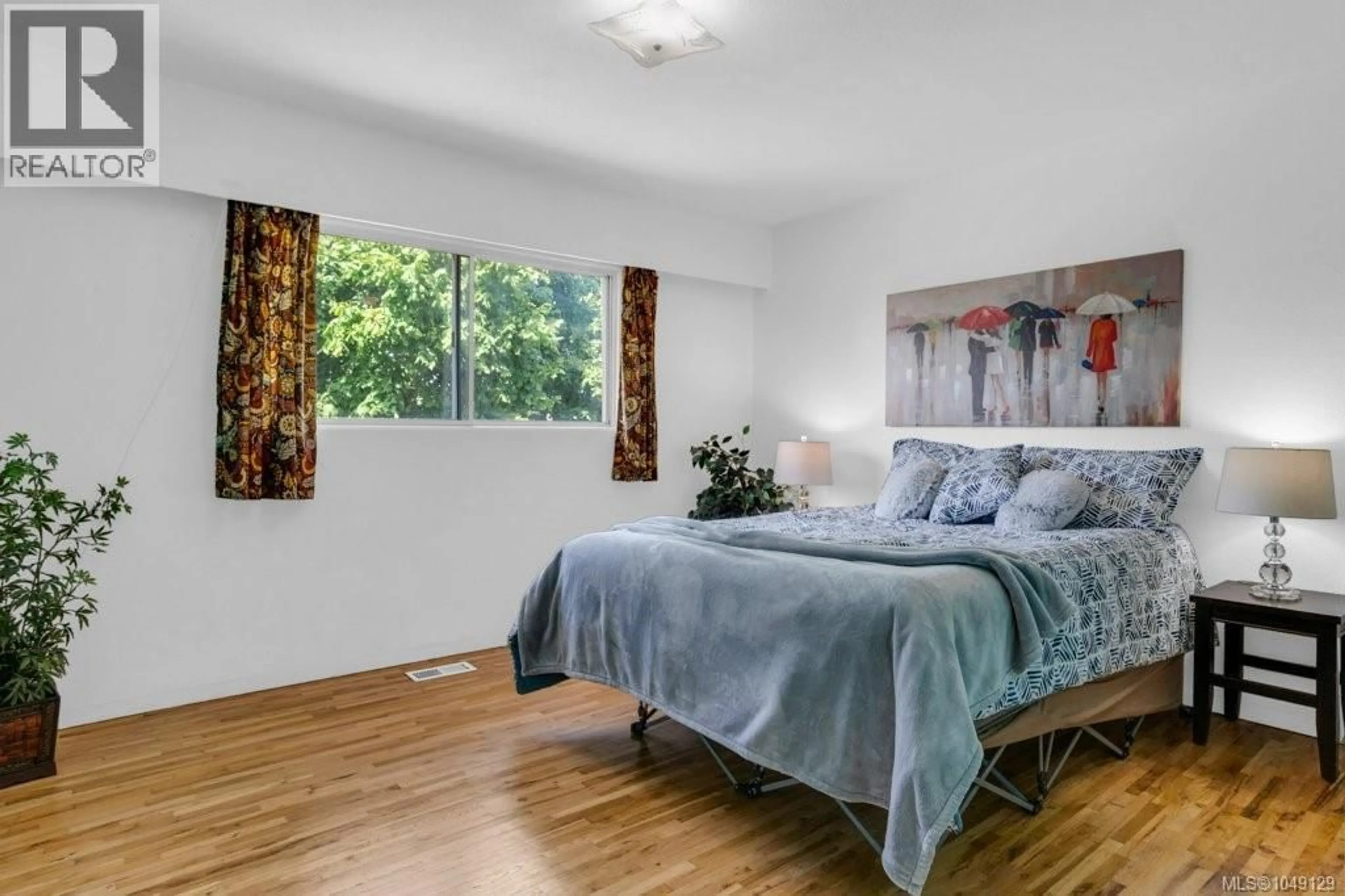 Bedroom with bed, wood/laminate floor for MEREDITH ROAD, Nanaimo British Columbia V9S2M4