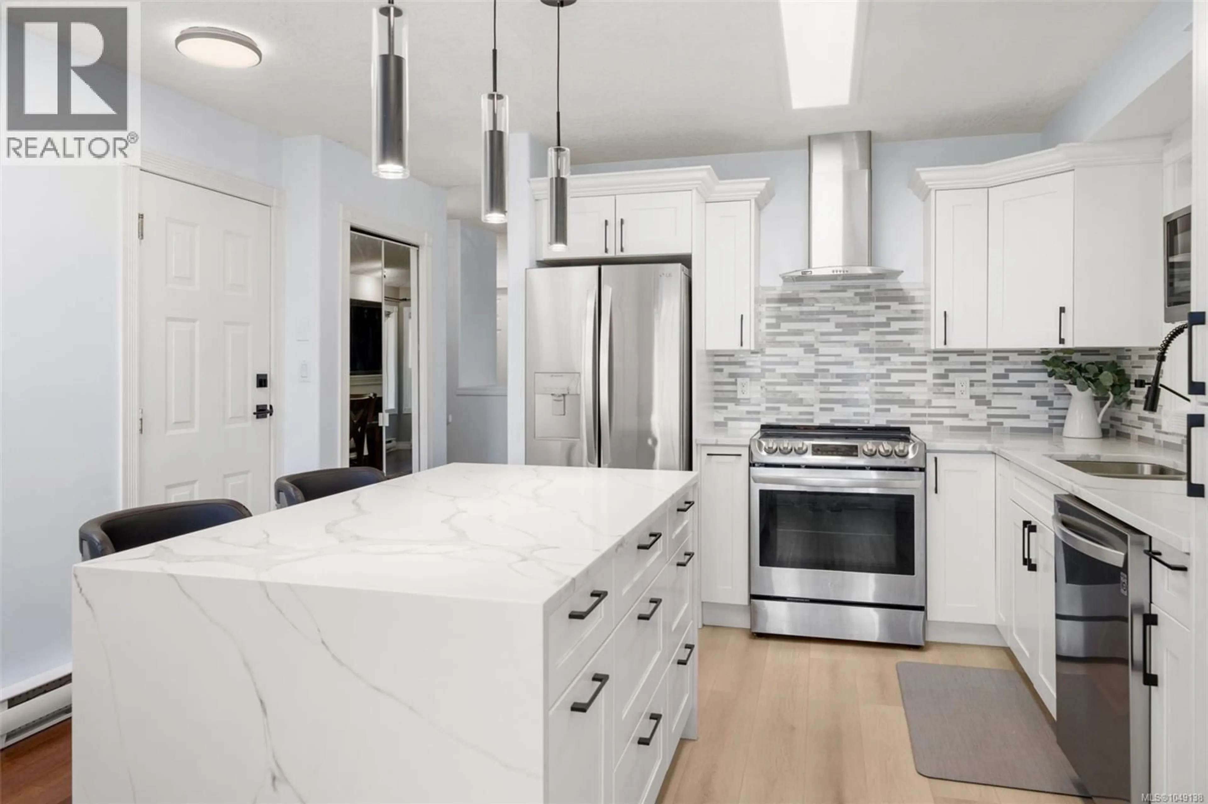 Contemporary kitchen, ceramic/tile floor for 27 - 300 SIX MILE ROAD, View Royal British Columbia V9B5Y3
