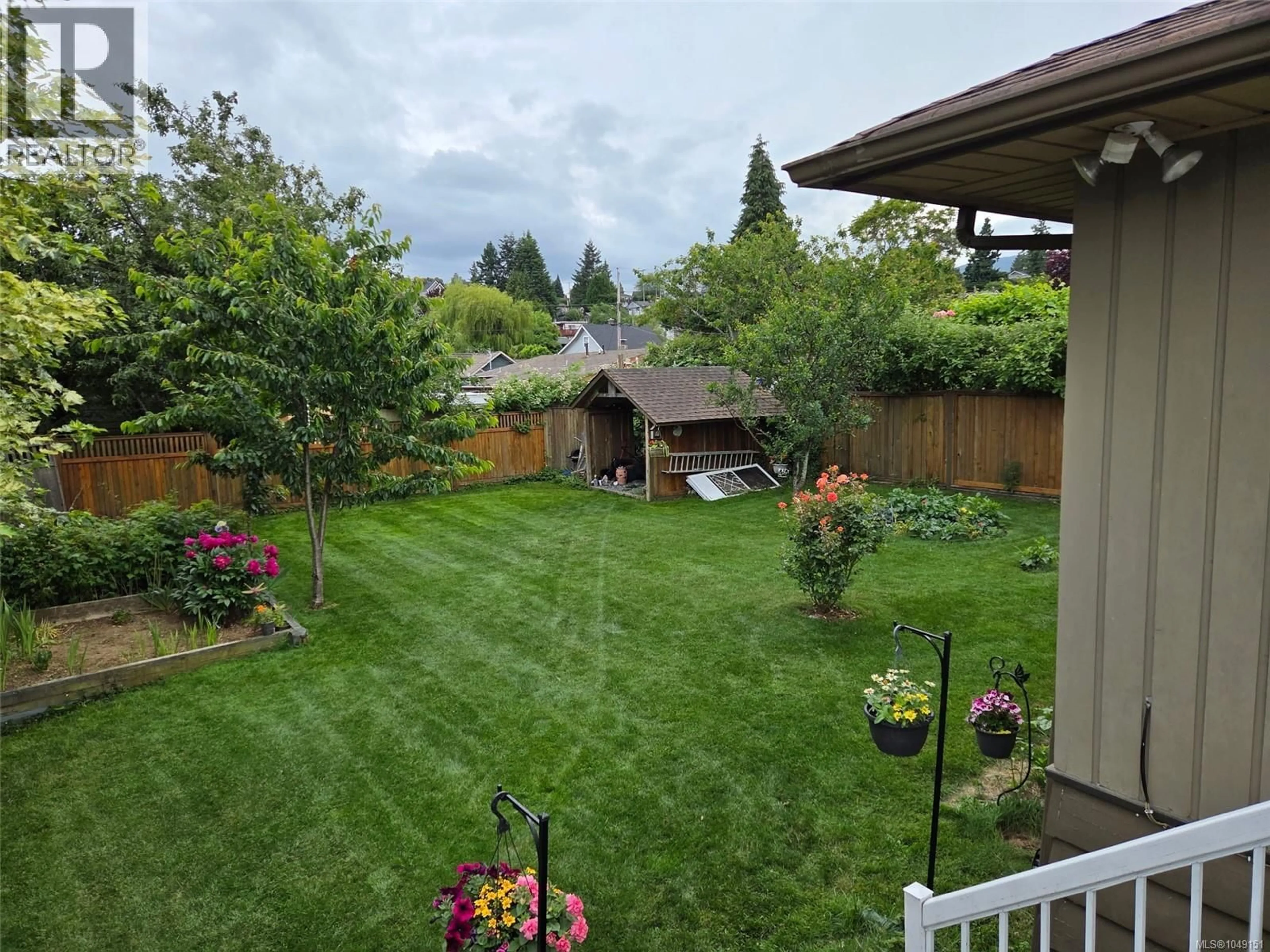A pic from outside/outdoor area/front of a property/back of a property/a pic from drone, mountain view for 481 DRAKE STREET, Nanaimo British Columbia V9S2S8