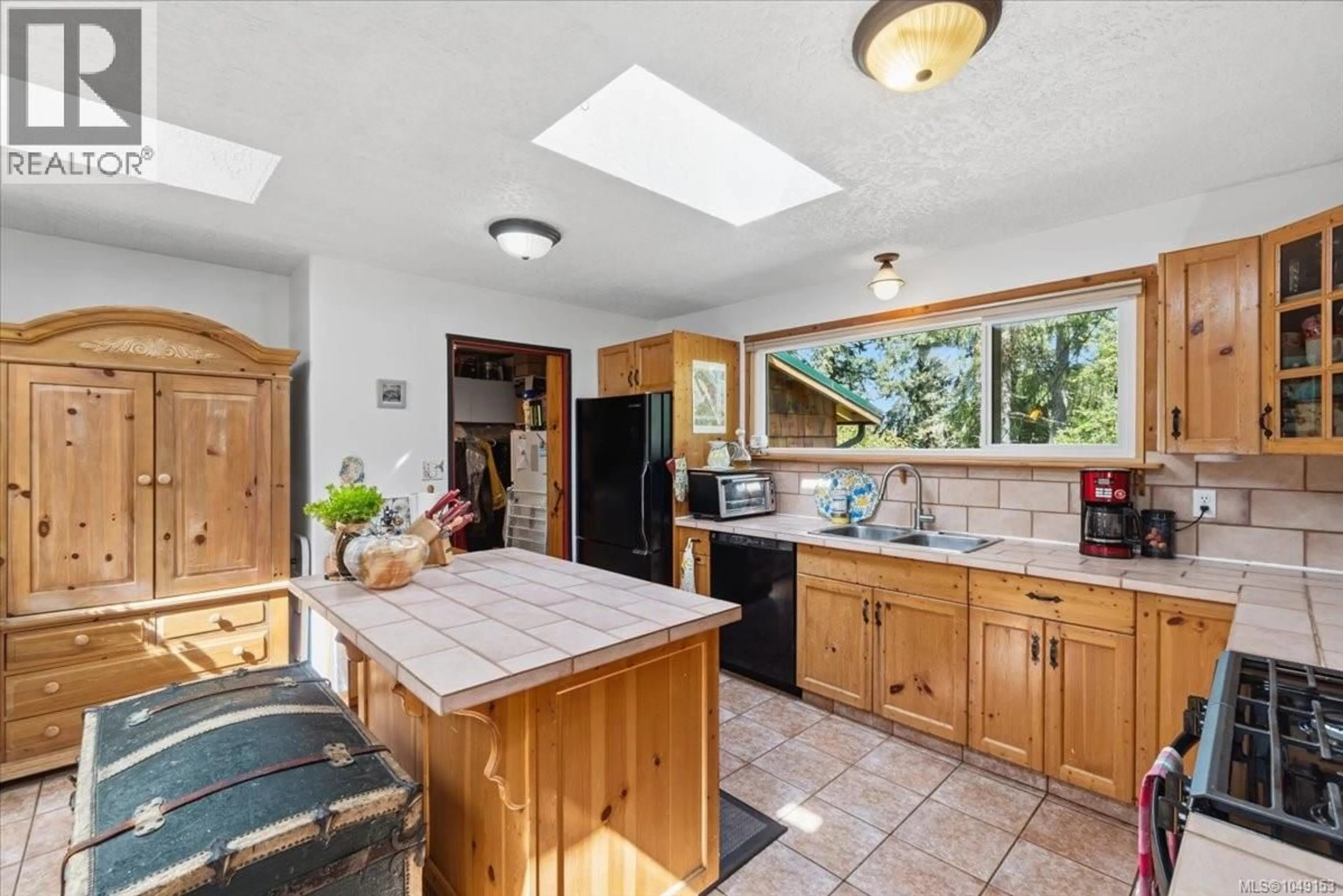 Open concept kitchen, ceramic/tile floor for 13545 CEDAR ROAD, Nanaimo British Columbia V9G1H5