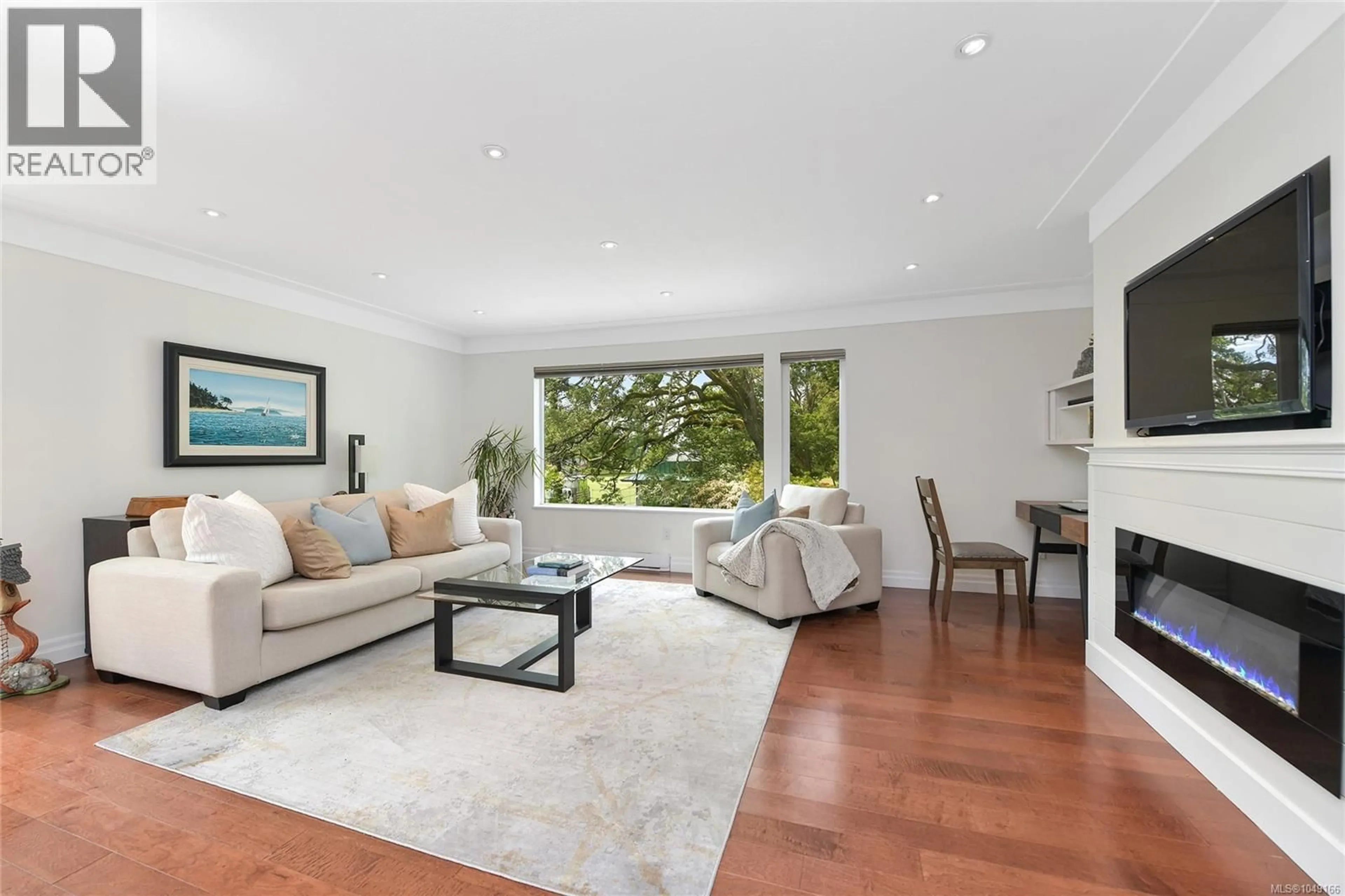 Living room with furniture, unknown for 10 - 3008 QUADRA STREET, Victoria British Columbia V8T4G3