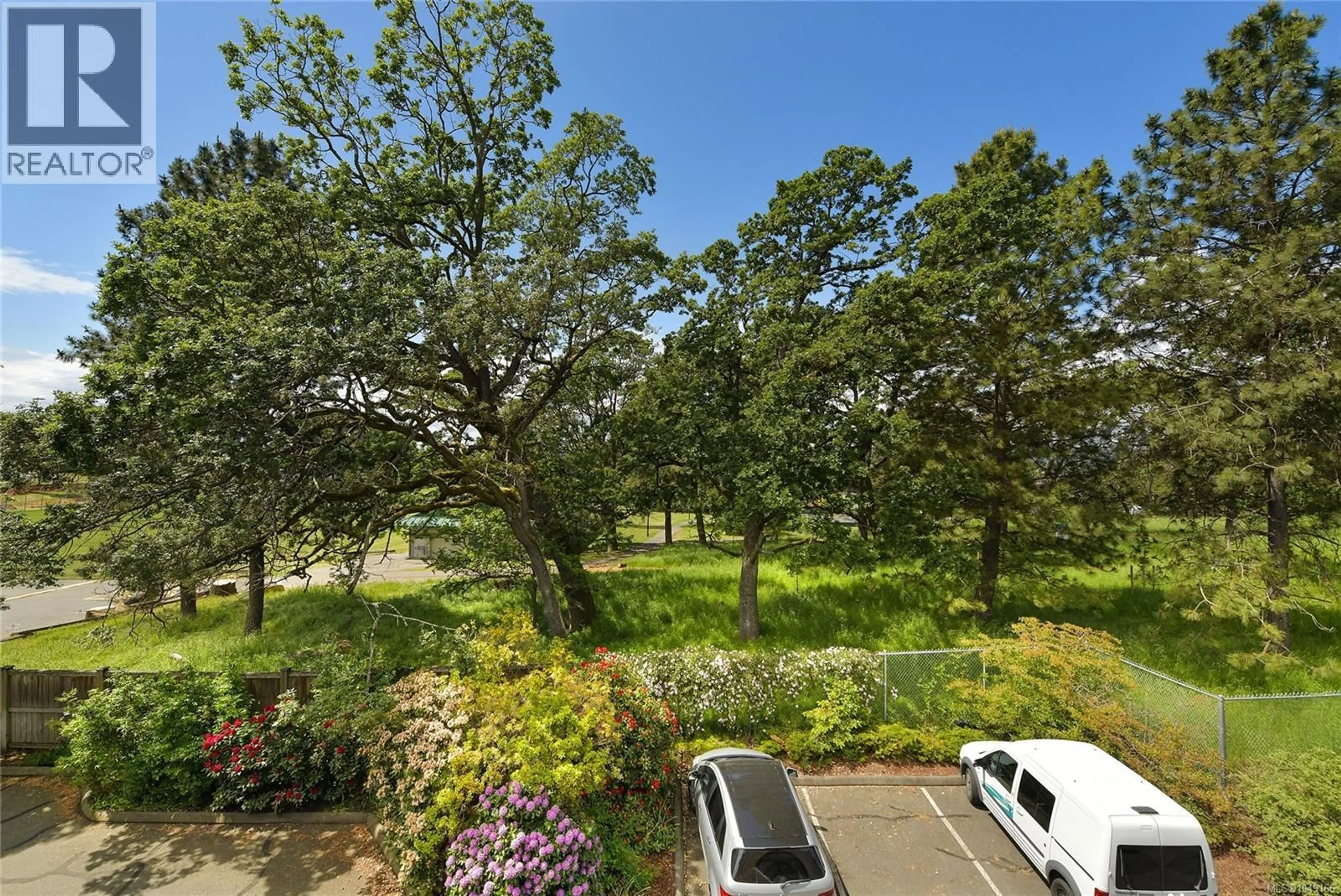A pic from outside/outdoor area/front of a property/back of a property/a pic from drone, forest/trees view for 10 - 3008 QUADRA STREET, Victoria British Columbia V8T4G3