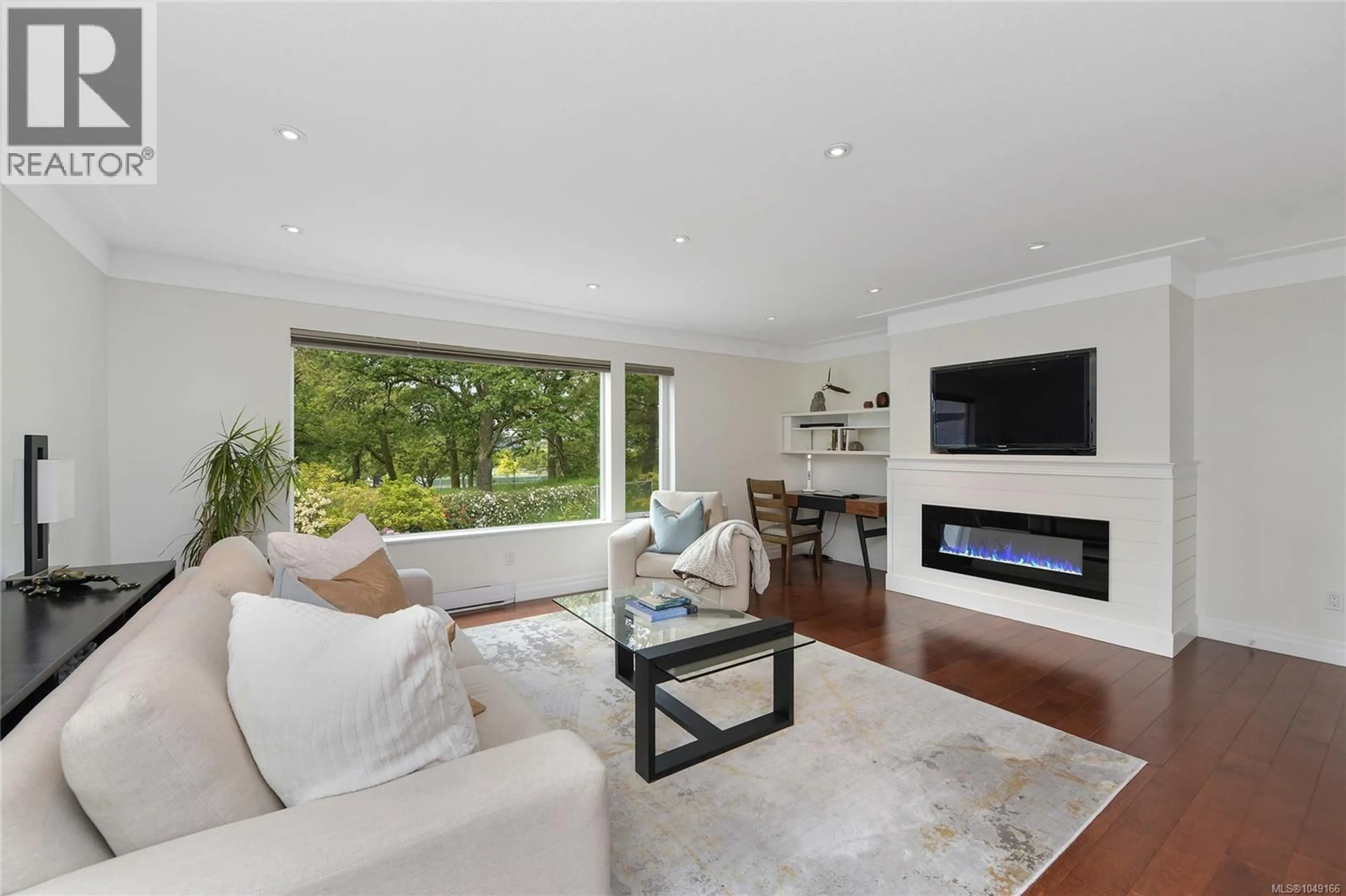 Living room with furniture, wood/laminate floor for 10 - 3008 QUADRA STREET, Victoria British Columbia V8T4G3