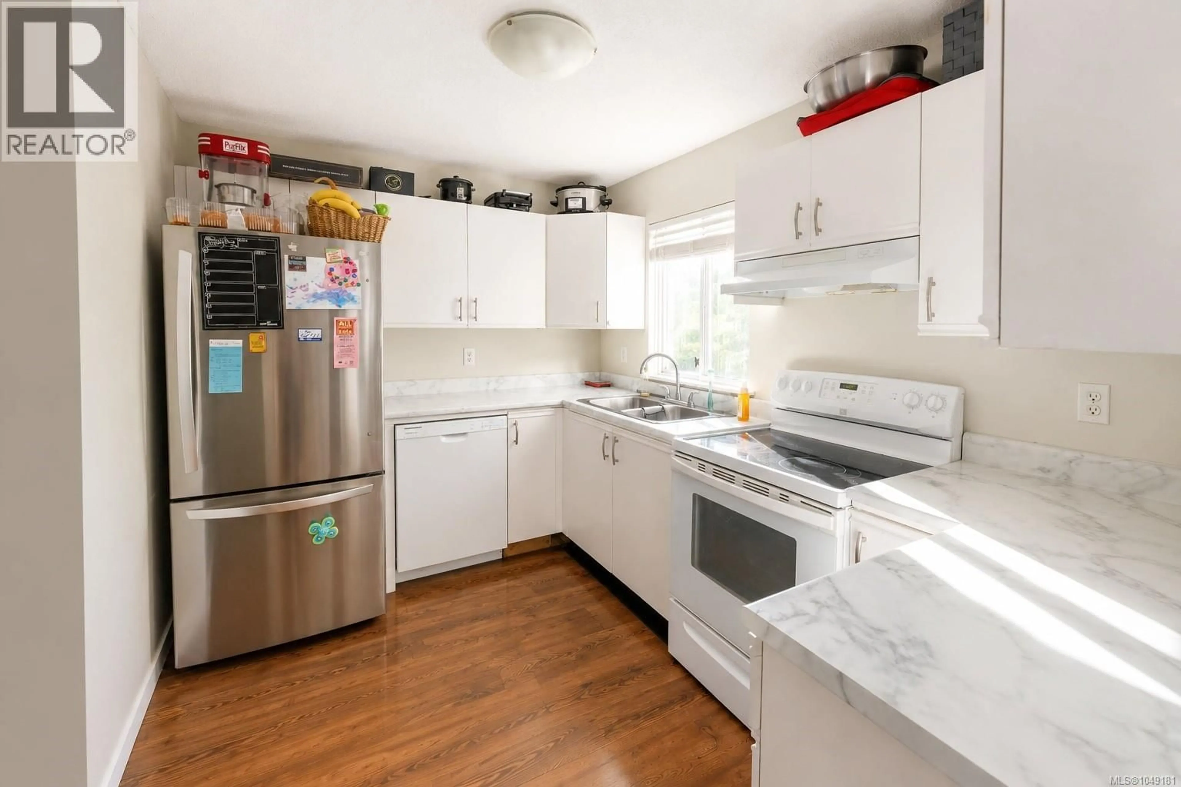 Standard kitchen, unknown for 203 - 1908 BOWEN ROAD, Nanaimo British Columbia V9S5S6