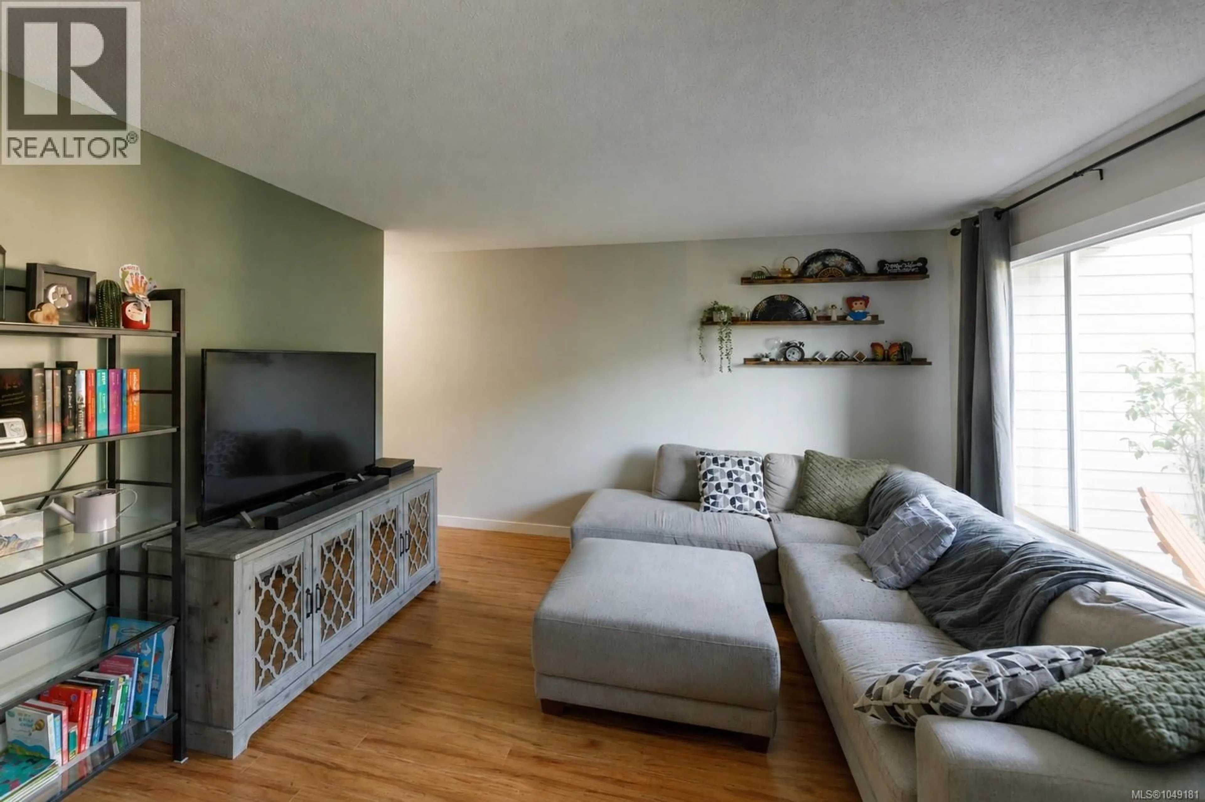 Living room with furniture, wood/laminate floor for 203 - 1908 BOWEN ROAD, Nanaimo British Columbia V9S5S6