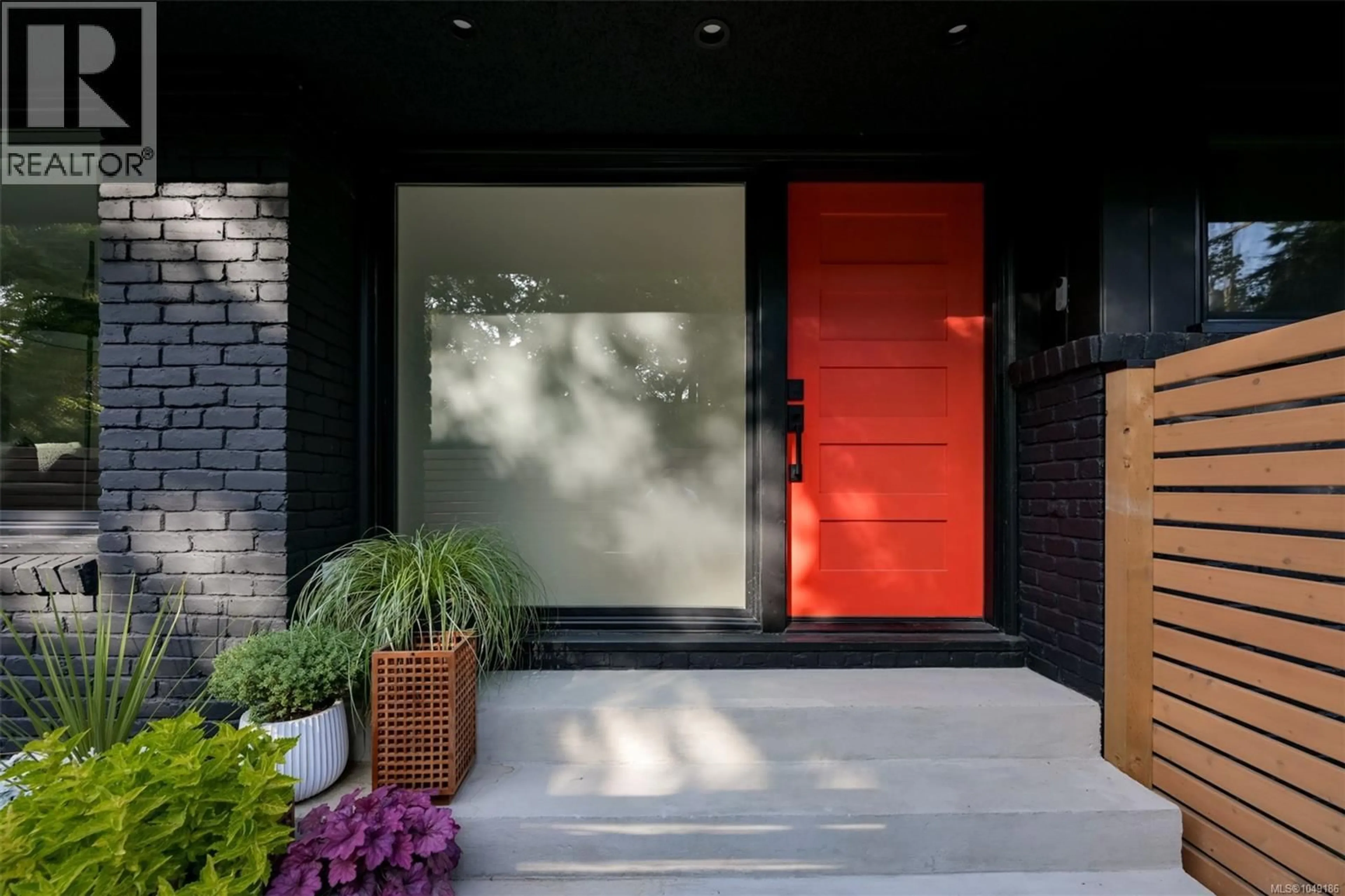 Indoor entryway for 2860 TUDOR AVENUE, Saanich British Columbia V8N1L9