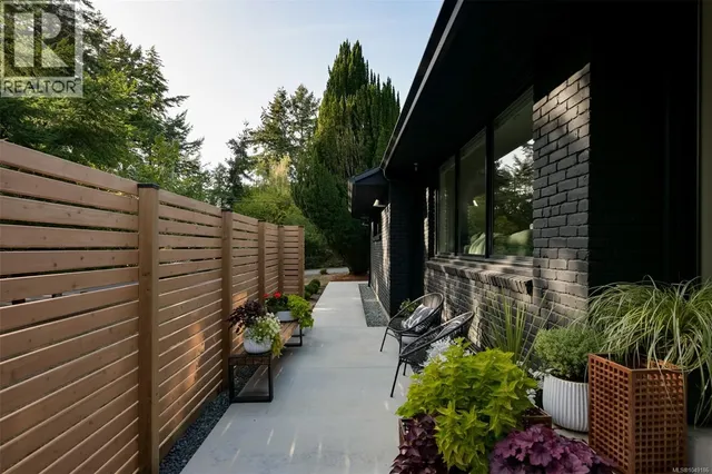 2860 TUDOR AVENUE, Saanich 5