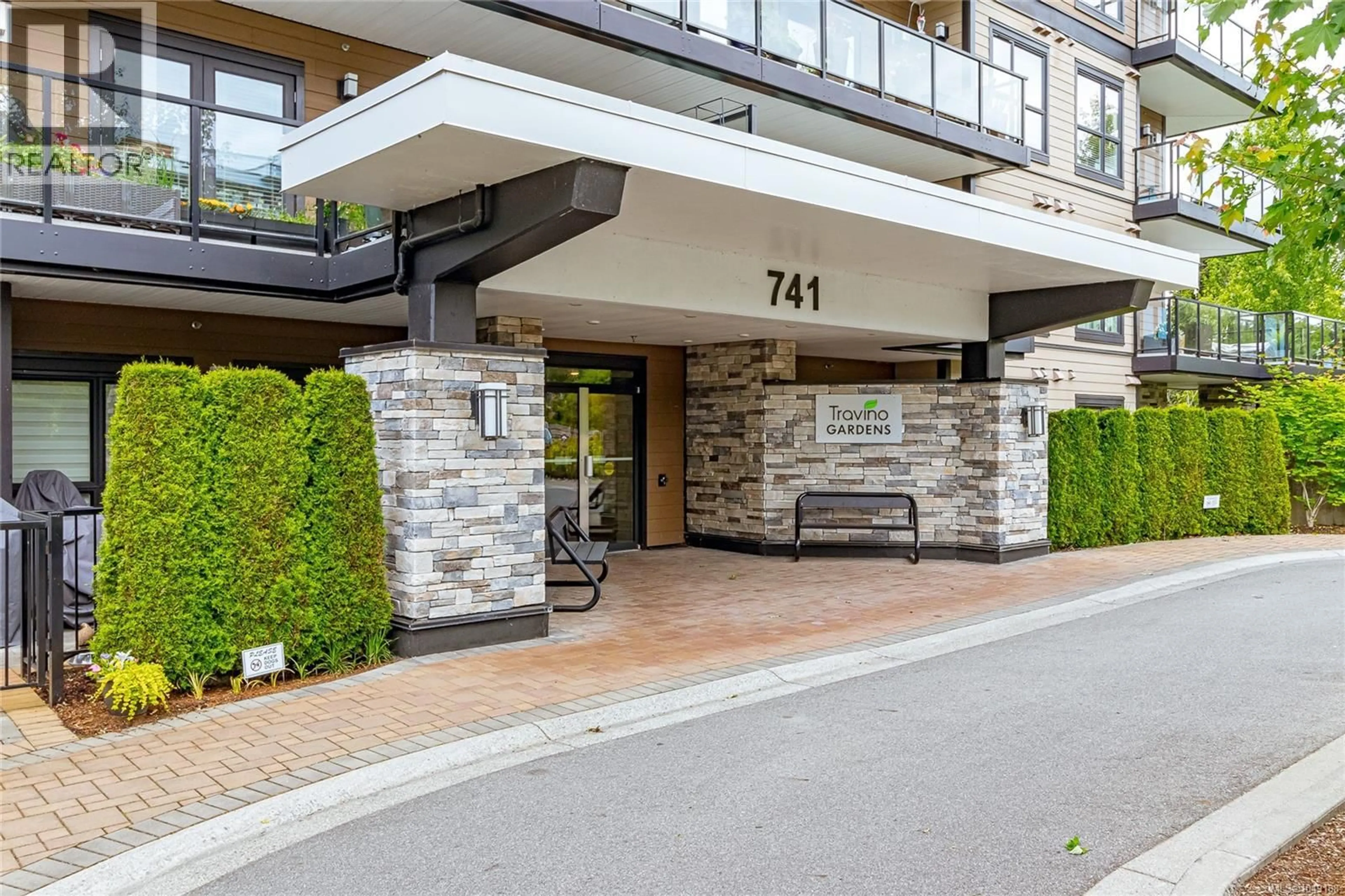Indoor foyer for 109 - 741 TRAVINO LANE, Saanich British Columbia V8Z0G3