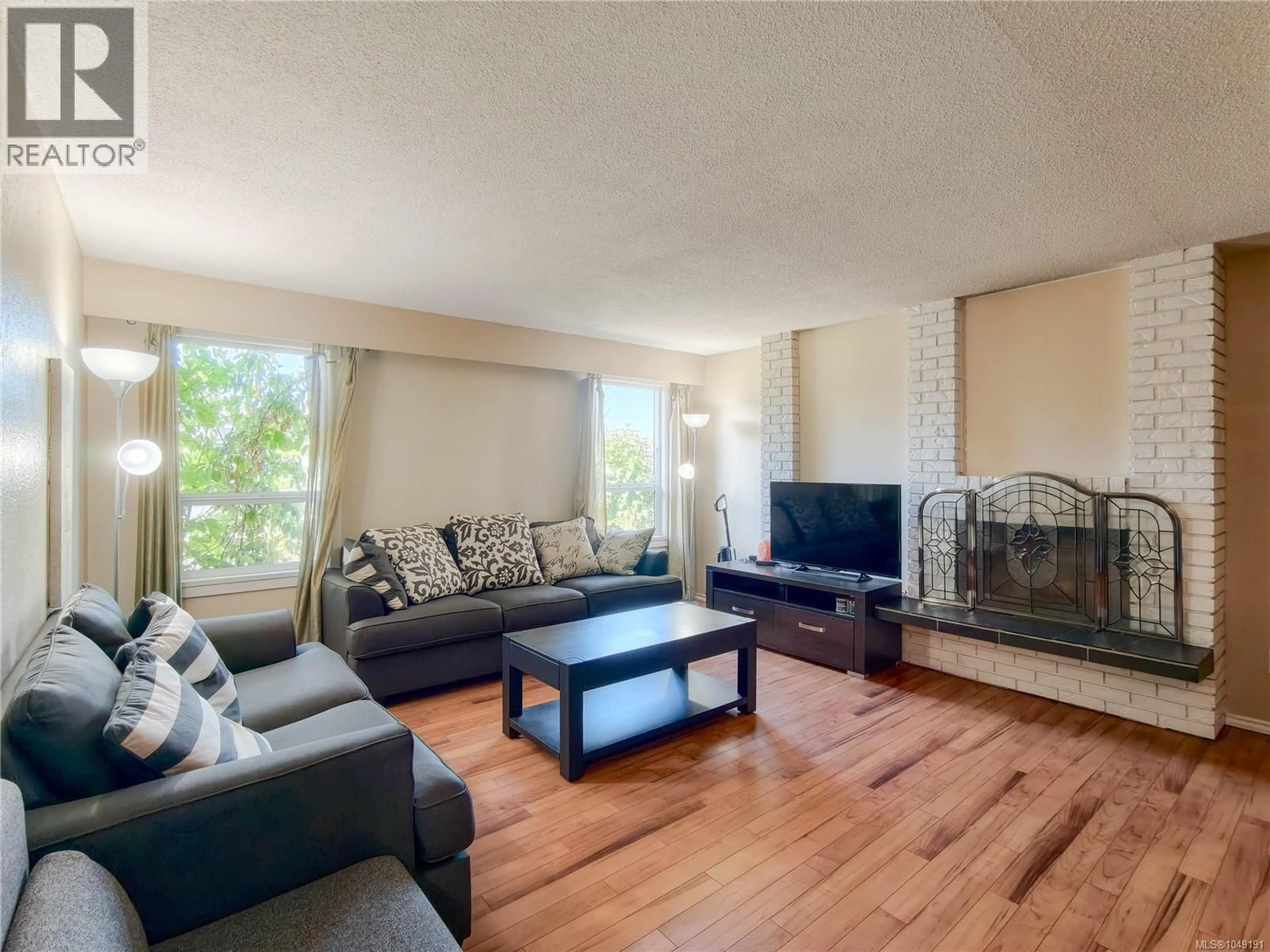 Living room with furniture, wood/laminate floor for 8 - 3060 HARRIET ROAD, Saanich British Columbia V9A1T5