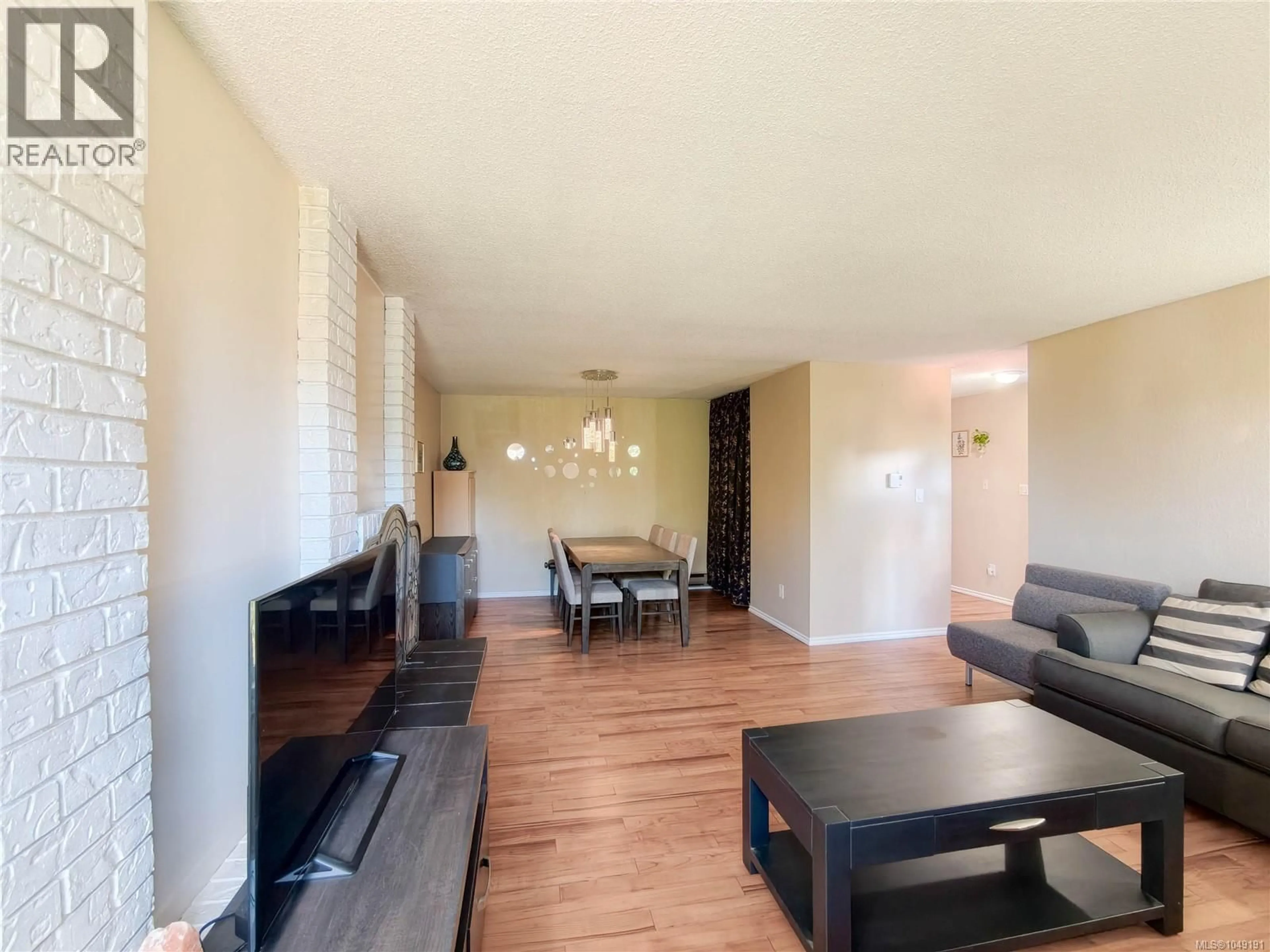 Living room with furniture, wood/laminate floor for 8 - 3060 HARRIET ROAD, Saanich British Columbia V9A1T5