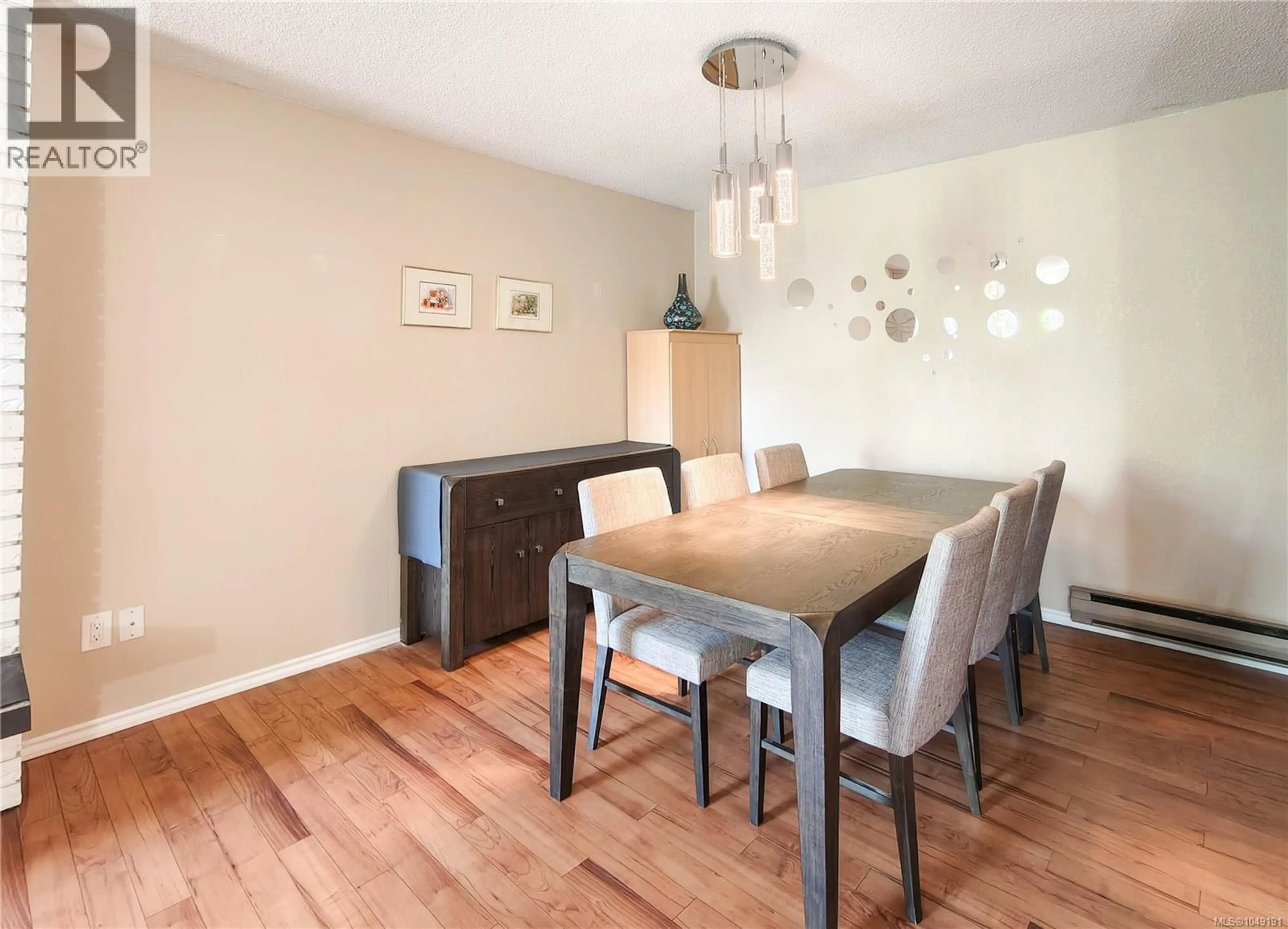 Dining room, wood/laminate floor for 8 - 3060 HARRIET ROAD, Saanich British Columbia V9A1T5