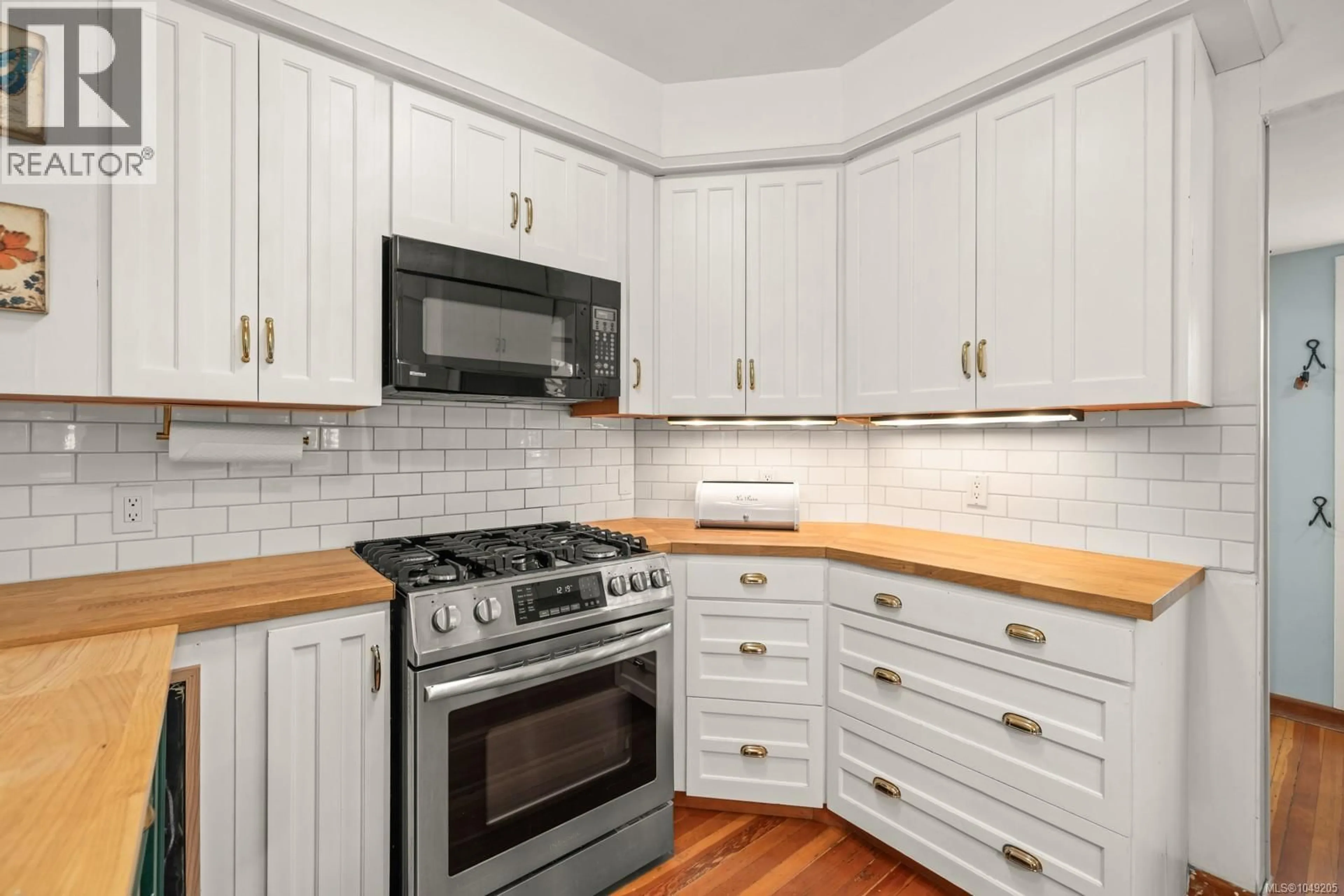 Standard kitchen, unknown for 886 MADDISON STREET, Victoria British Columbia V8S4C2