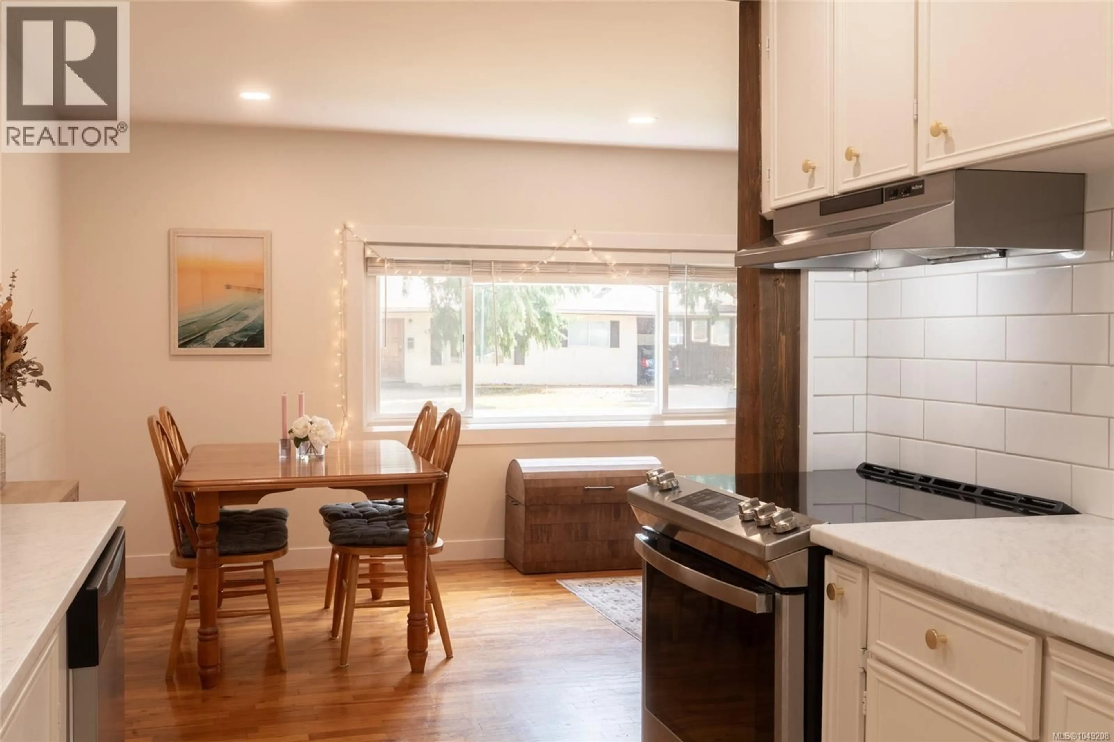 Standard kitchen, wood/laminate floor for 5933 DEUCHARS DRIVE, Duncan British Columbia V9L1L5