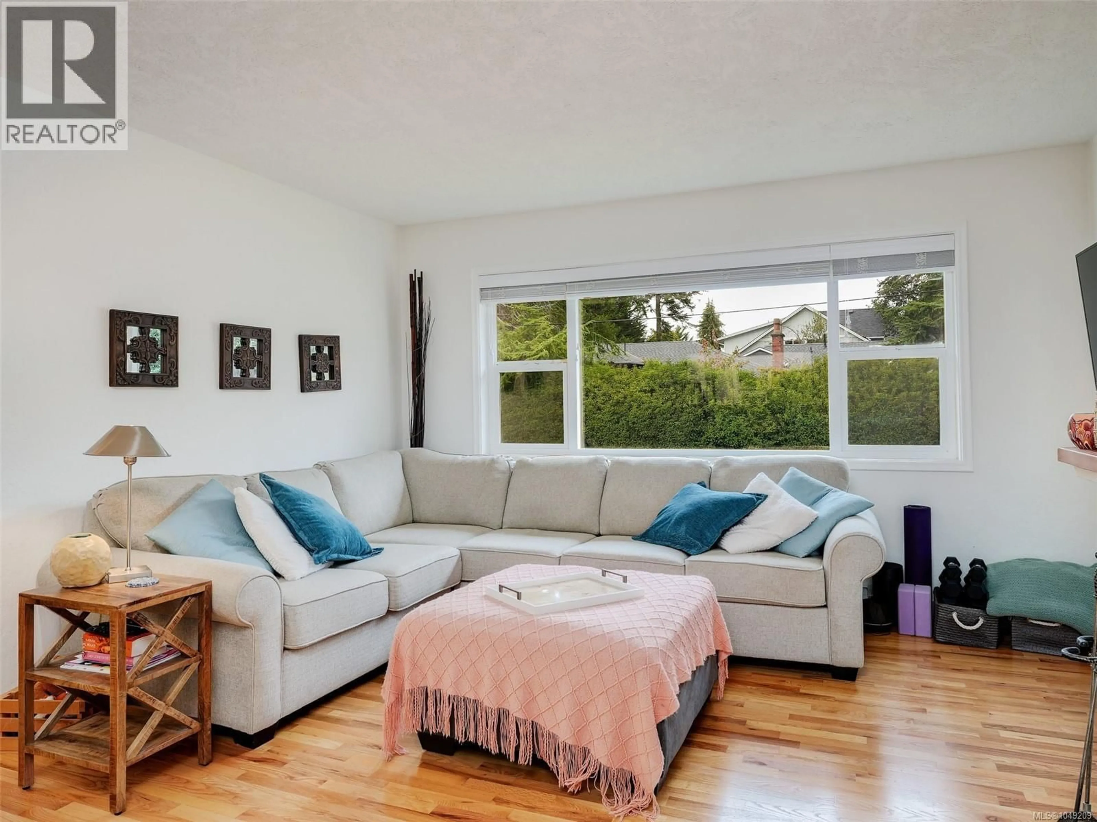 Living room with furniture, wood/laminate floor for 3945 DAWE ROAD, Saanich British Columbia V8N4H5