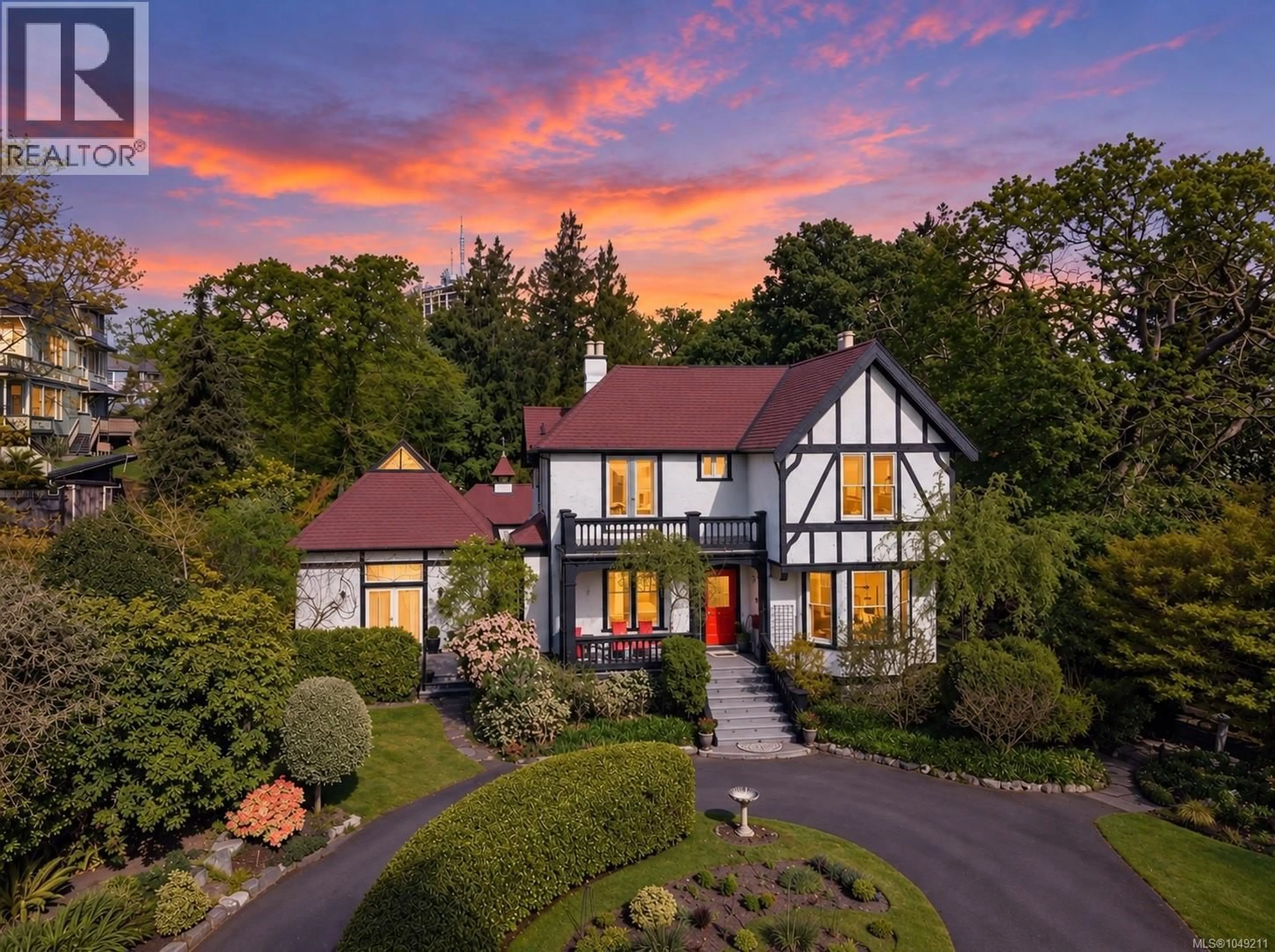 A pic from outside/outdoor area/front of a property/back of a property/a pic from drone, street for 1648 ROCKLAND AVENUE, Victoria British Columbia V8S1W7