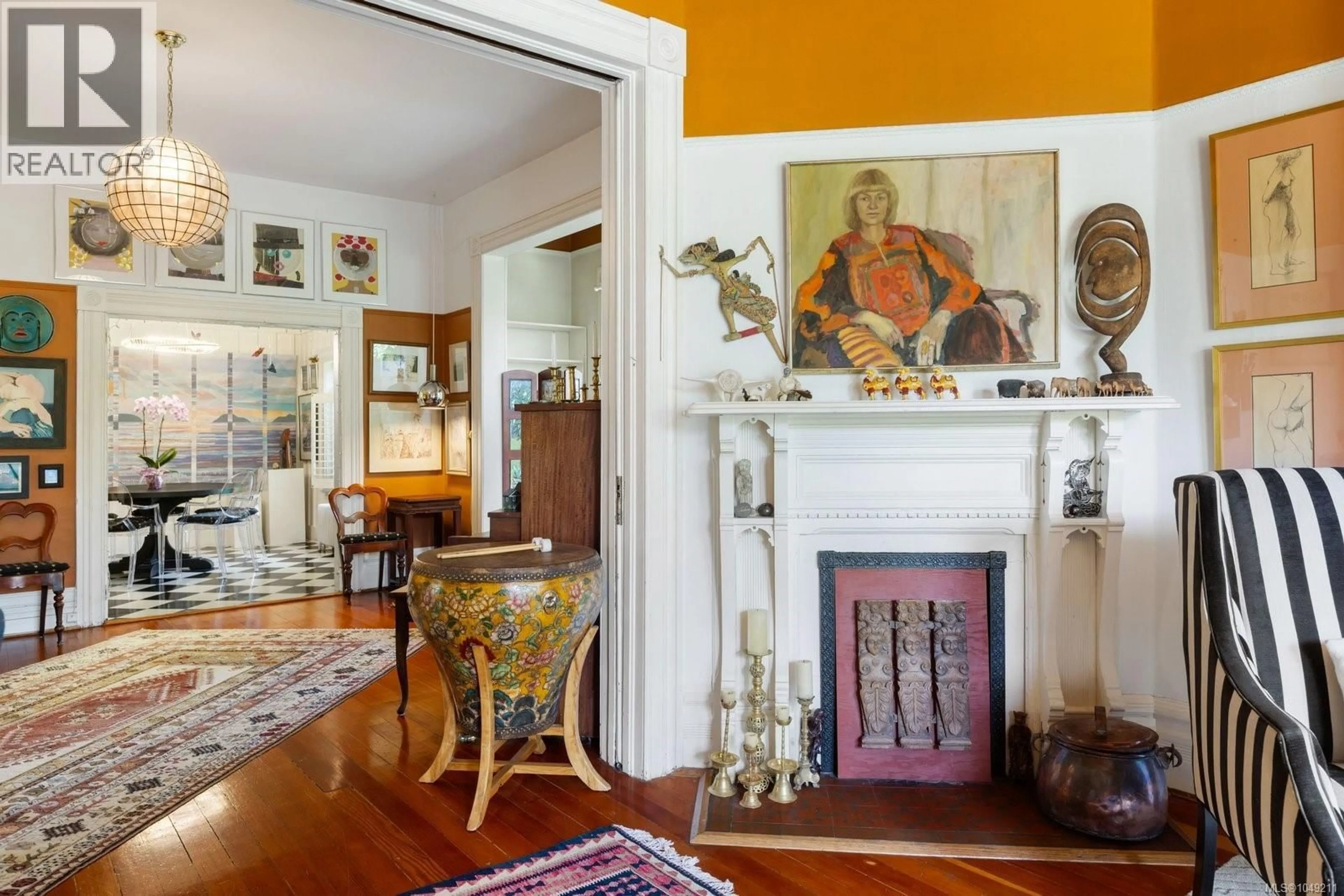 Indoor foyer for 1648 ROCKLAND AVENUE, Victoria British Columbia V8S1W7