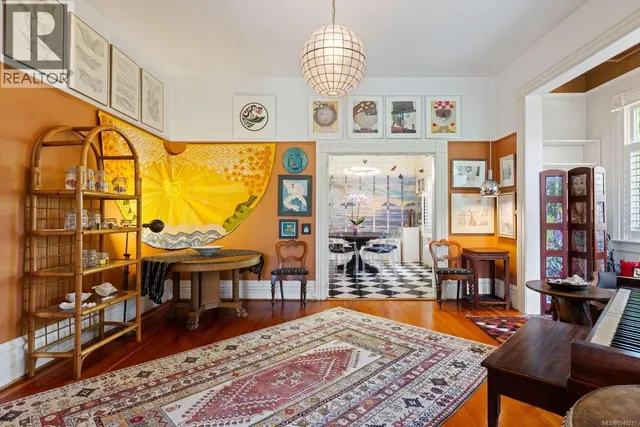 1648 ROCKLAND AVENUE, Victoria 5