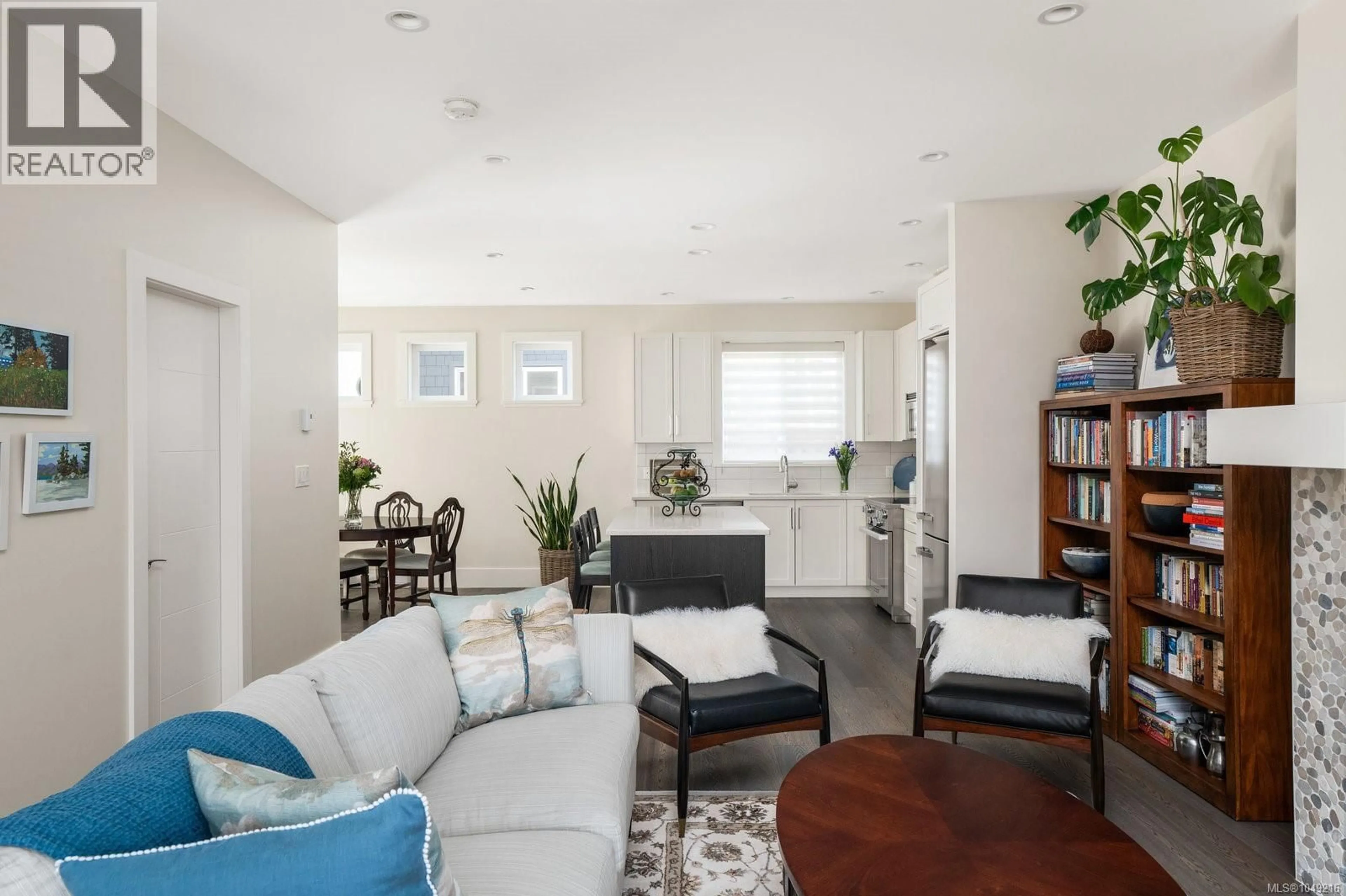 Living room with furniture, unknown for 2 - 2419 MALAVIEW AVENUE, Sidney British Columbia V8L2G4