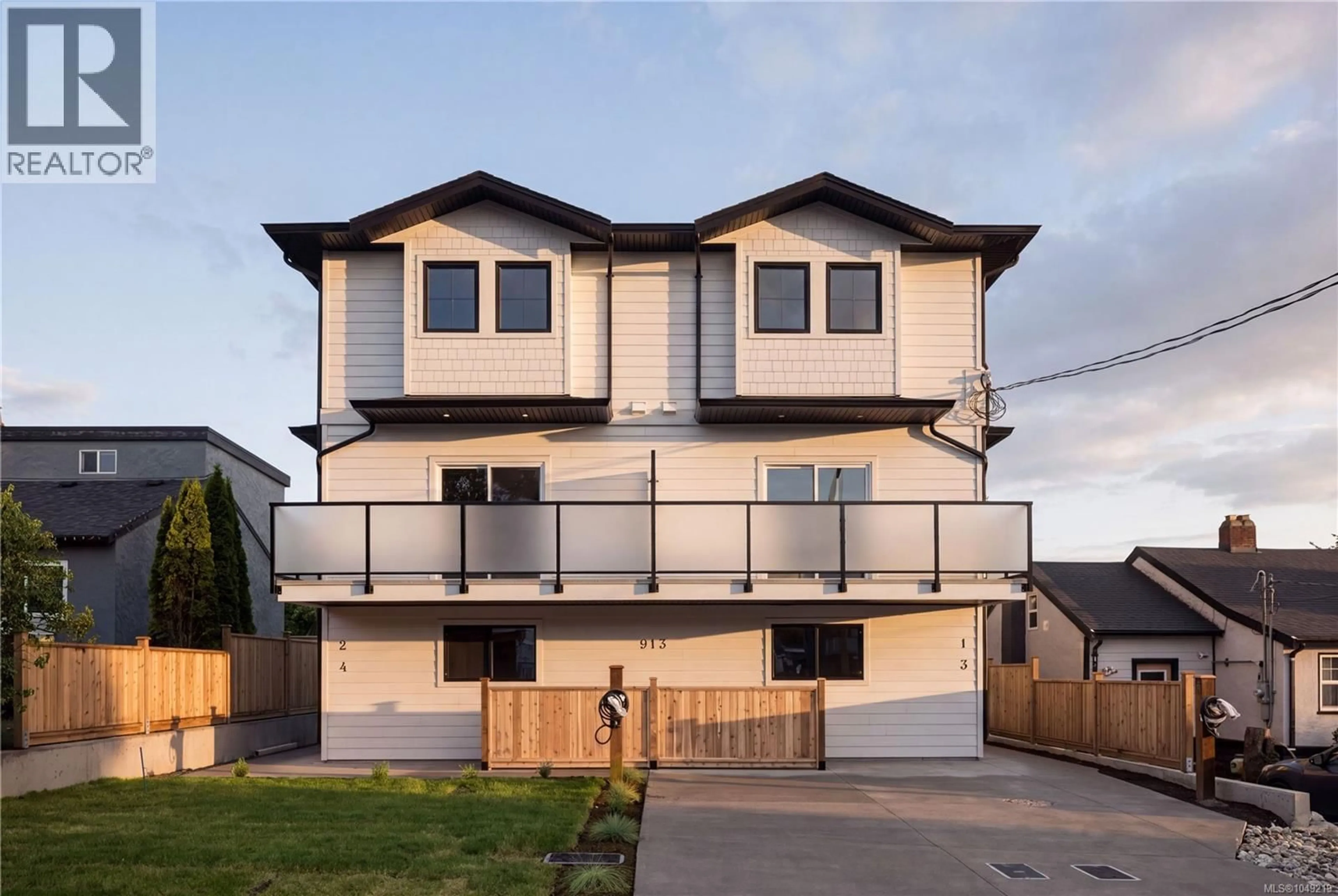 Home with vinyl exterior material, street for 1 - 913 DALE STREET, Saanich British Columbia V8X2V9